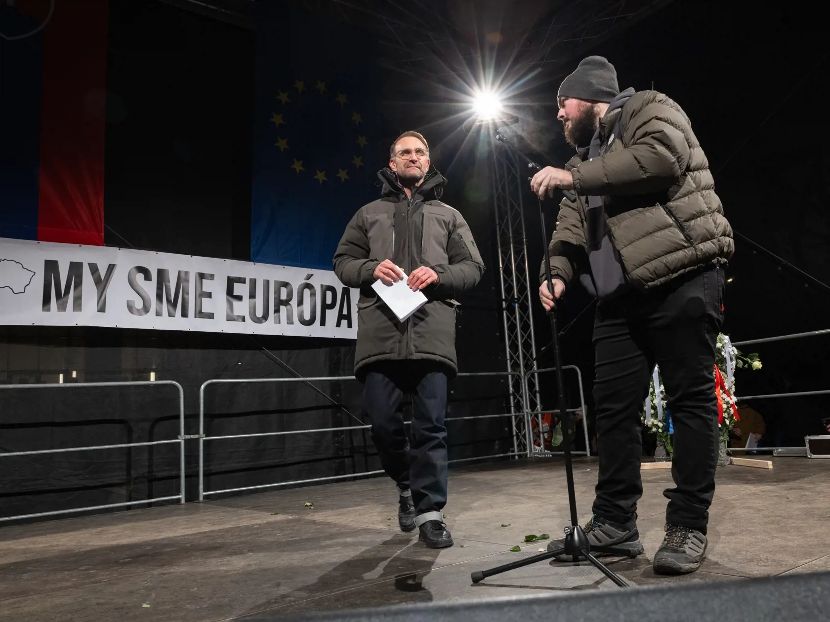 Protestné zhromaždenie na bratislavskom Námestí slobody organizované občianskym združením Mier Ukrajine. Rekordná účasť odhadom presiahla 60 tisíc protestujúcich vďaka odporu k aktuálnej politickej situácii na Slovensku. Na snímke je herec Tomáš Maštalír.