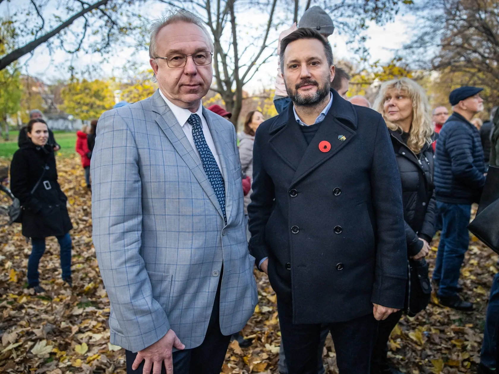 Spomienková akcia na speváka Miroslava "Mekyho" Žbirku pri jeho pamätnej lavičke v Bratislave. Na snímke Matúš Vallo a Ján Šanta.