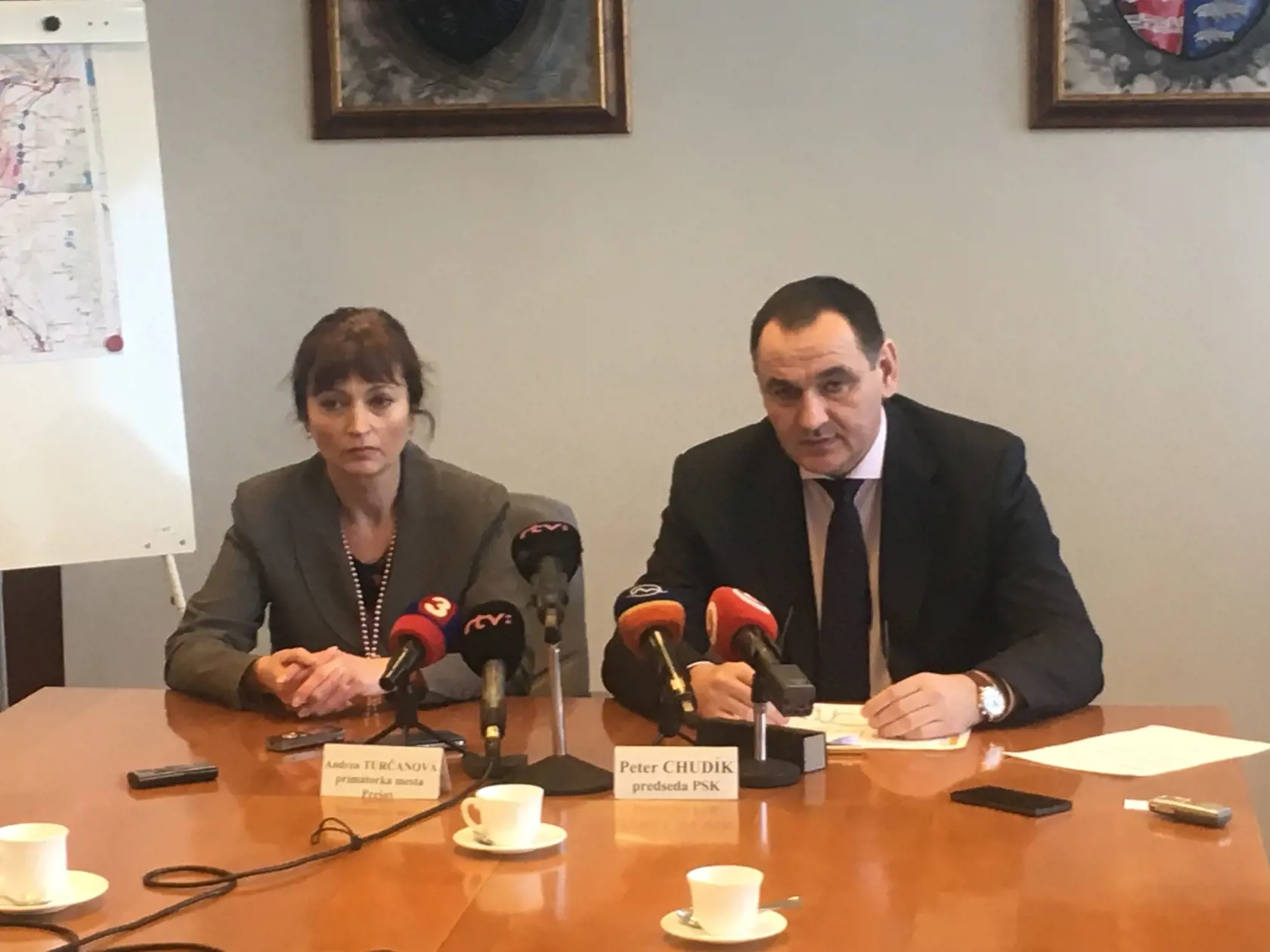 Primátorka Prešova A. Turčanová a župan P. Chudík bijú na poplach.
