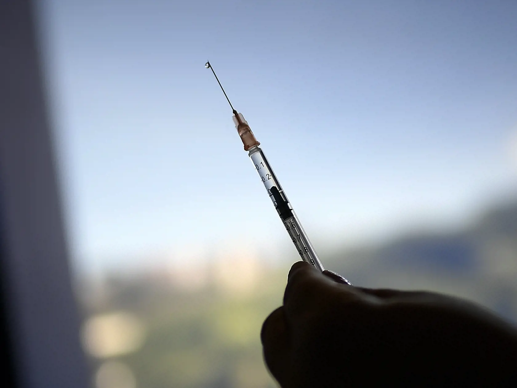 Zdravotnícky pracovník pripravuje dávku vakcíny Sputnik V proti ochoreniu COVID-19.