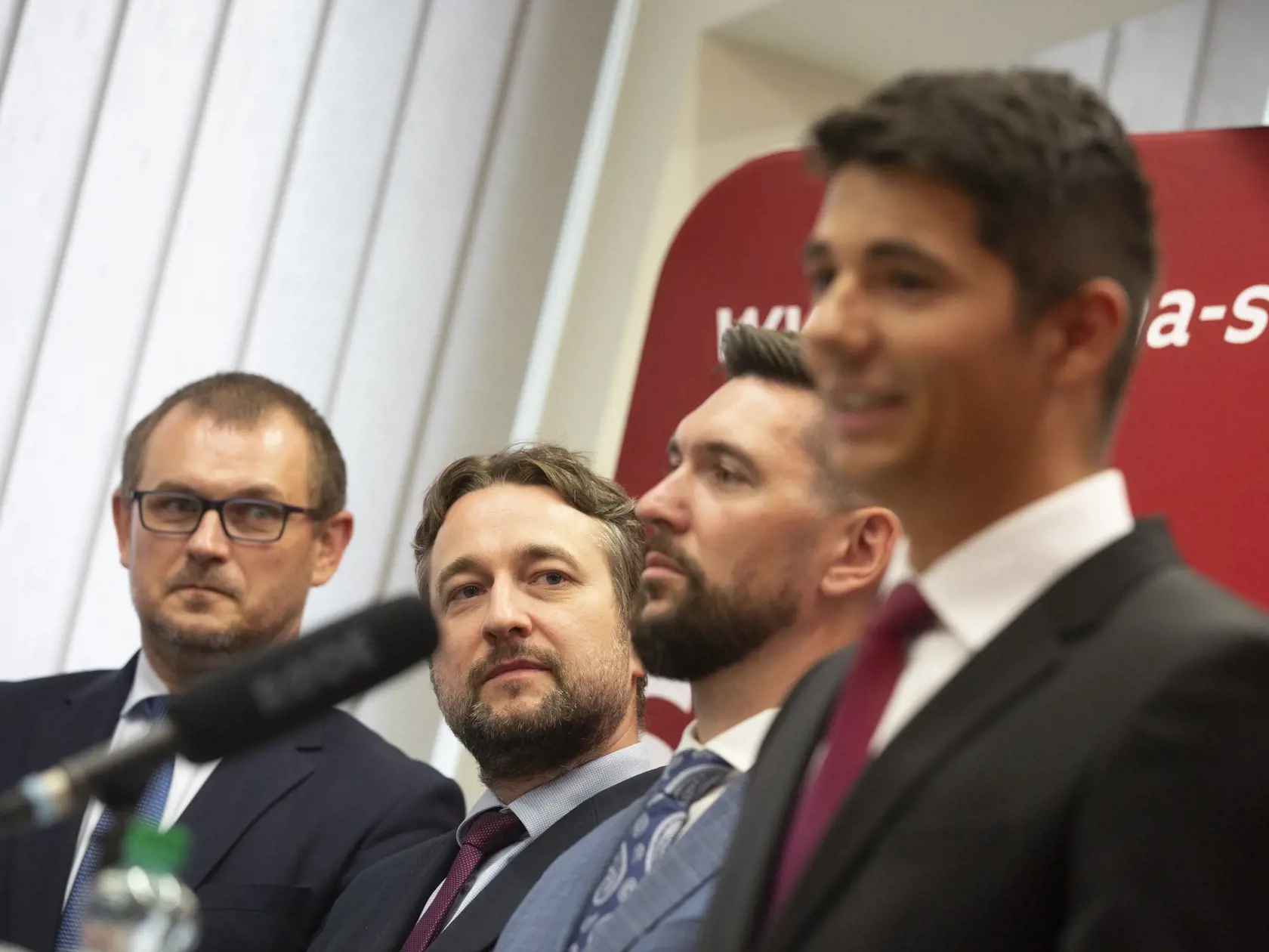 Pracovný snem strany SMER-SD na Súmračnej ulici v BA
Na obr: predsedníctvo Smer-SD
Marián Saloň, Richard Takáč, Róbert Fico, Erik Kaliňák, Ladislav Kamenický, Juraj Blanár