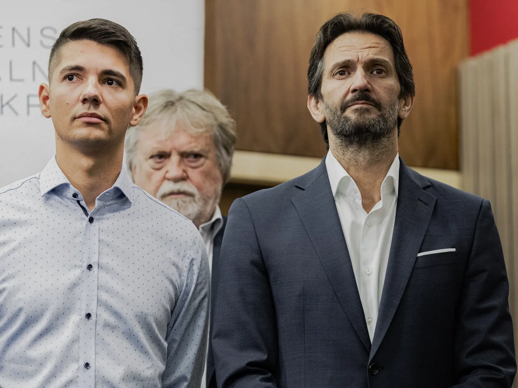 Na snímke Erik Kaliňák a Robert Kaliňák počas tlačovej konferencia strany Smer - slovenská sociálna demokracia po skončení predčasných parlamentných volieb.