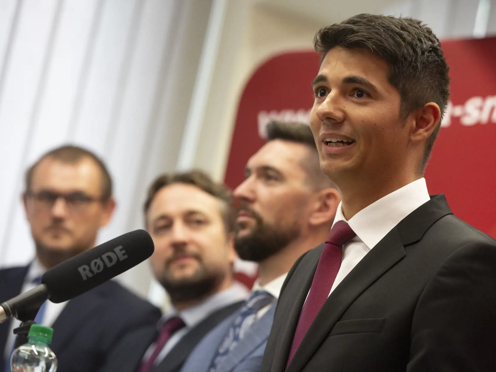 Pracovný snem strany SMER-SD na Súmračnej ulici v BA
Na obr: predsedníctvo Smer-SD
Marián Saloň, Richard Takáč, Róbert Fico, Erik Kaliňák, Ladislav Kamenický, Juraj Blanár