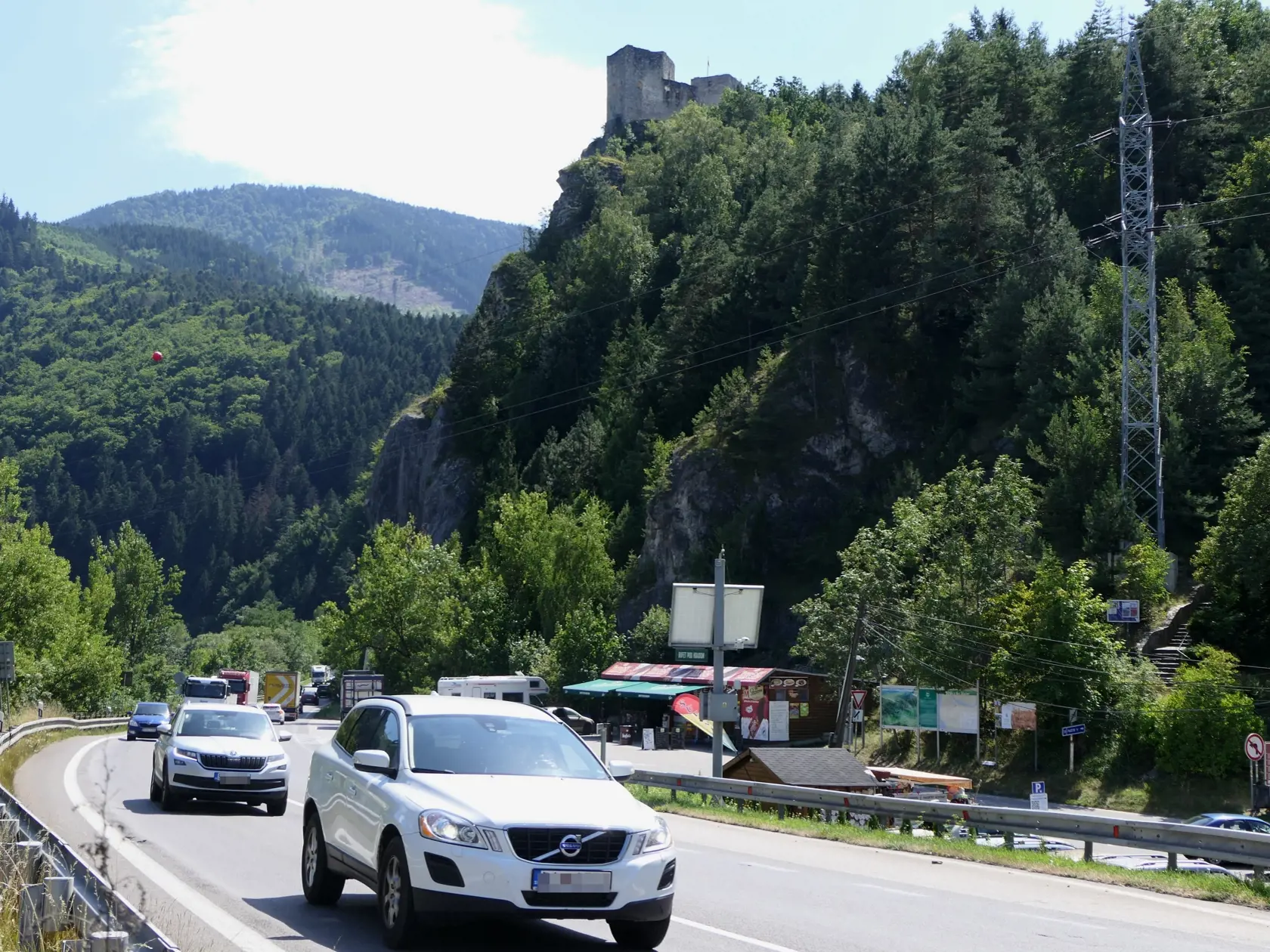 Na snímke cesta prvej triedy I/18 pod hradom Strečno počas dopravnej premávky 31. júla 2024. Dopravné obmedzenia na ceste I/18 medzi Strečnom a Dubnou Skalou spôsobené sanáciou svahu na kilometrovom úseku cesty začnú platiť od pondelka 5. augusta. FOTO TASR - Erika Ďurčová