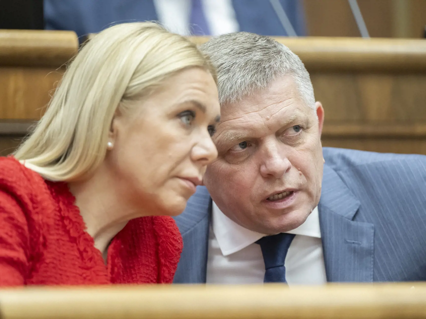 Na snímke premiér SR Robert Fico (Smer-SD) a podpredsedníčka vlády SR a ministerka hospodárstva SR Denisa Saková (Hlas-SD) počas rokovania 12. a 13. schôdze paramentu SR. Poslanci Národnej rady (NR) SR neodvolali Zuzanu Dolinkovú (Hlas-SD) z postu ministerky zdravotníctva SR ani ministerku kultúry SR Martinu Šimkovičovú (nominantka SNS). Rozhodli o tom v utorkovom hlasovaní. Za opozičný návrh na jej odvolanie hlasovalo 64 poslancov zo 142 prítomných, proti bolo 78. V Bratislave 14. mája 2024. FO