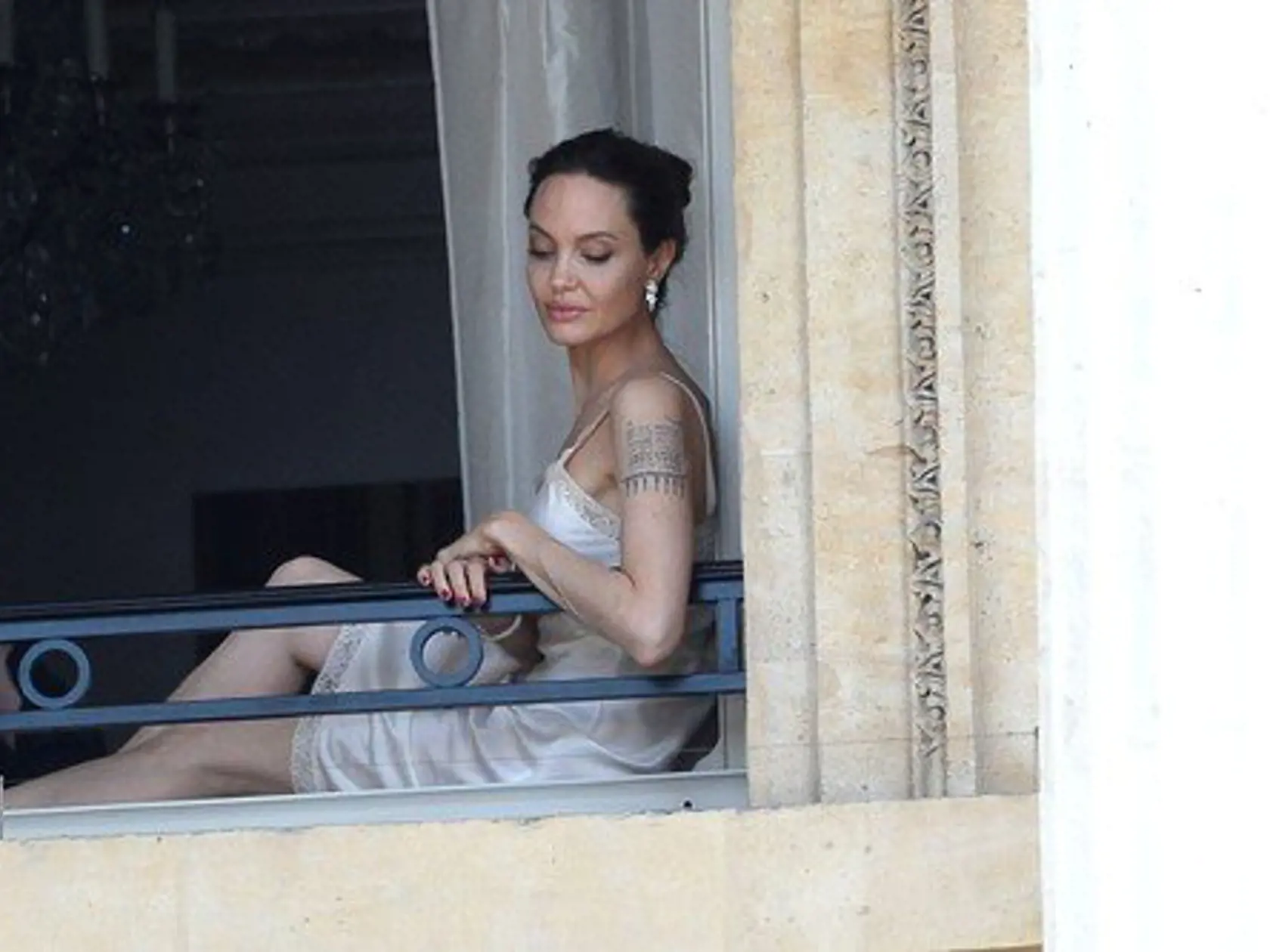 Angelina Jolie v sexi negližé na fotení reklamnej kampane.