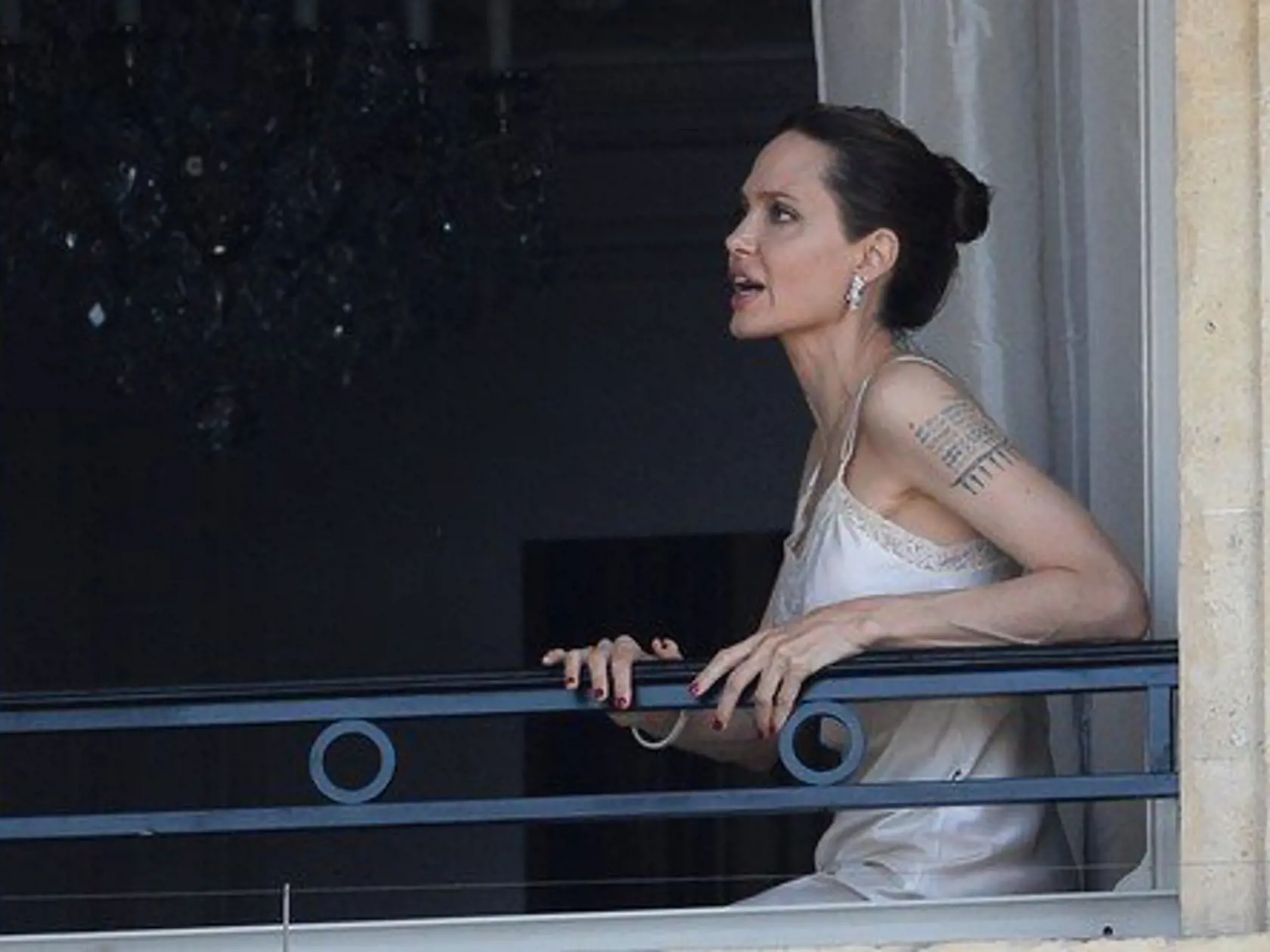 Angelina Jolie počas fotografovania kampane v Paríži.