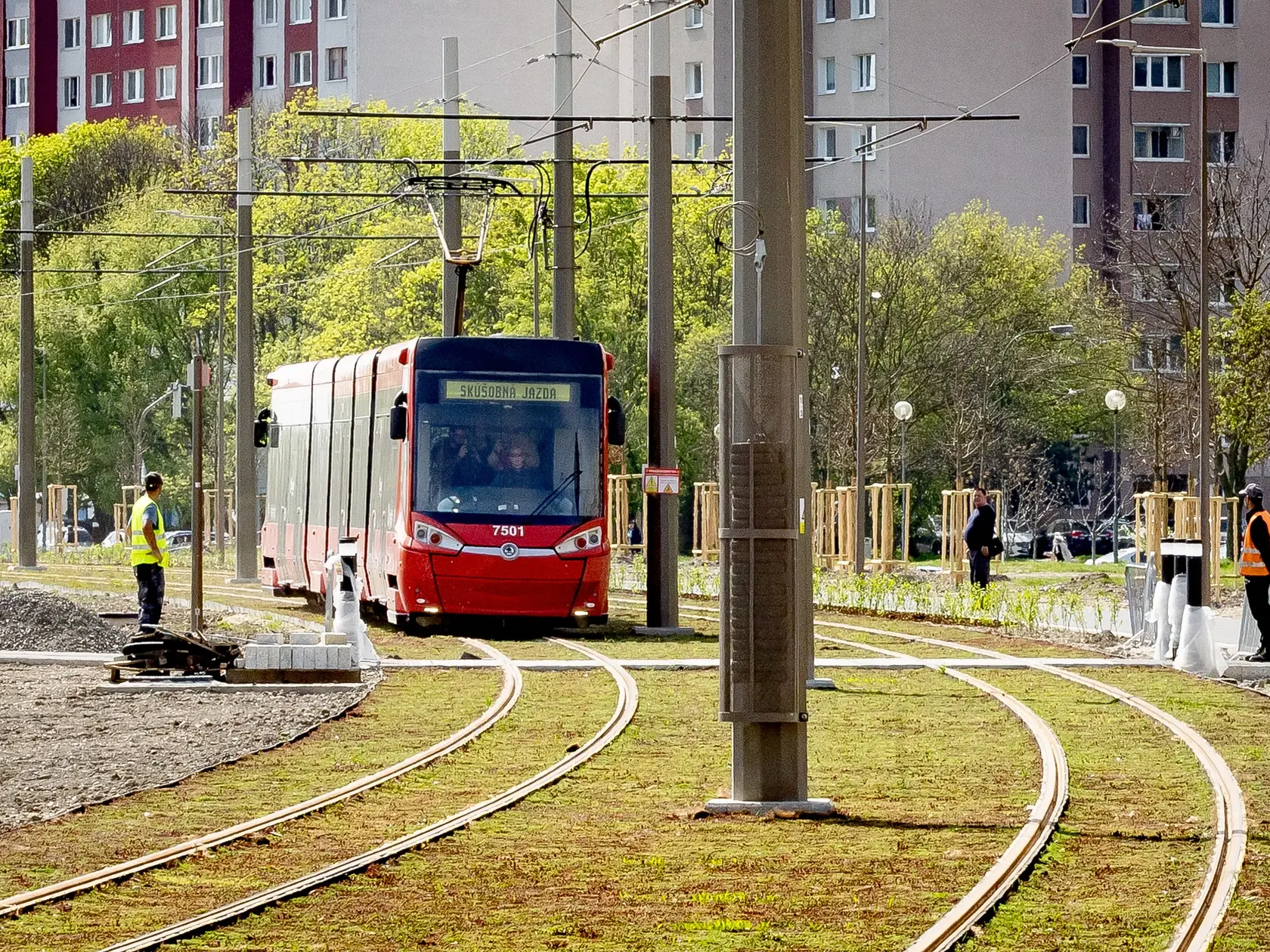 Rýchlostný bezpečnostný test električiek na novej trati v bratislavskej Petržalke pred jej dokončením a uvedením do prevádzky.