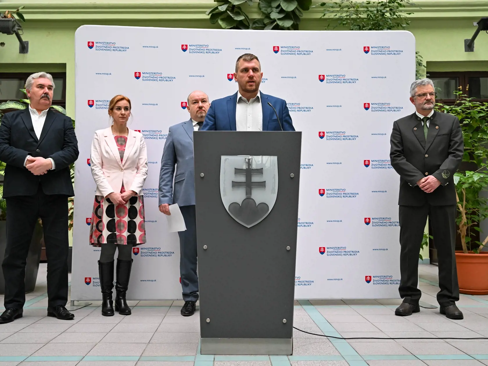 Na snímke sprava viceprezident Slovenskej poľovníckej komory (SPK) Alojz Kaššák, štátny tajomník Ministerstva životného prostredia SR Filip Kuffa, predseda Výboru NR SR pre pôdohospodárstvo a životné prostredie Rudolf Huliak (SNS) a  generálna riaditeľka sekcie ochrany prírody a biodiverzity na Ministerstve životného prostredia (MŽP) SR Vladimíra Fabriciusová počas tlačovej konferencie ministerstva životného prostredia na tému Krízový manažment medveďov v Bratislave v utorok 23. januára 2024. FO