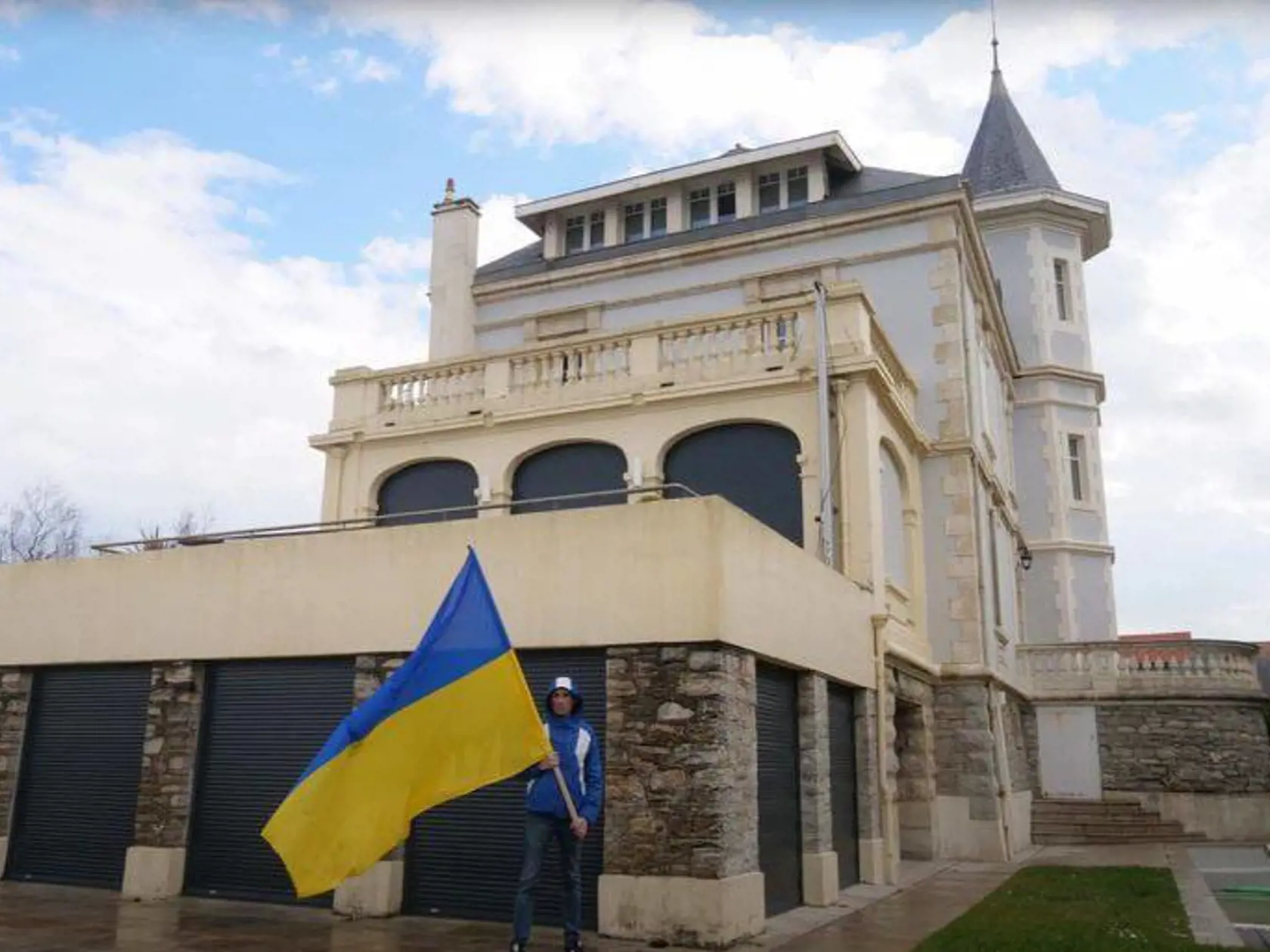 Vlna nenávisti proti ruskej agresii graduje aj vo Francúzsku, kde dvaja aktivisti obsadili luxusnú nehnuteľnosť bývalého Putinovho zaťa Kirilla Šamalova (39). Ten bol v rokoch 2013 až 2018 ženatý s Putinovou dcérou Katerinou (35).