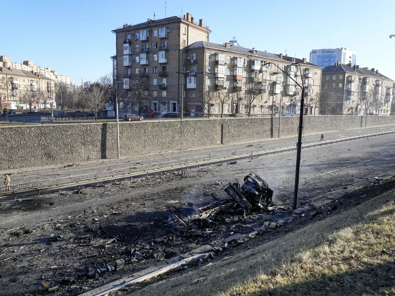 KK3 Kyjev - Na snímke zhorené vojenské vozidlo 26. februára 2022 v Kyjeve.  Rusko vo štvrtok v skorých ranných hodinách začalo pozemnú, vzdušnú a námornú inváziu na Ukrajinu, ktorá je najväčším útokom na európsky štát od druhej svetovej vojny. FOTO TASR/AP

Debris of a burning military truck on a street, in Kyiv, Ukraine, Saturday, Feb. 26, 202