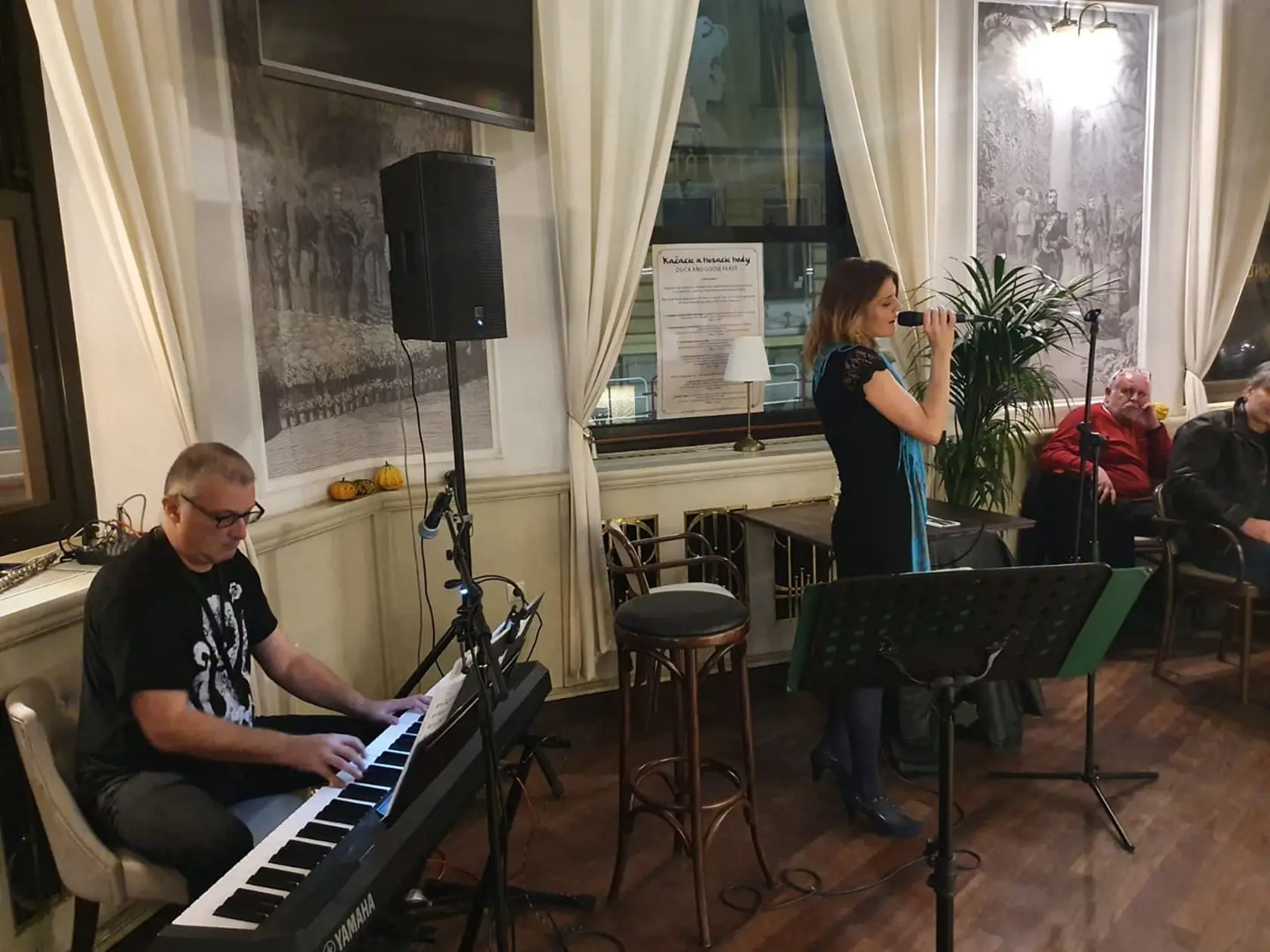Katka Feldeková počas vystúpenia s manželom Richardom Šimurkom.