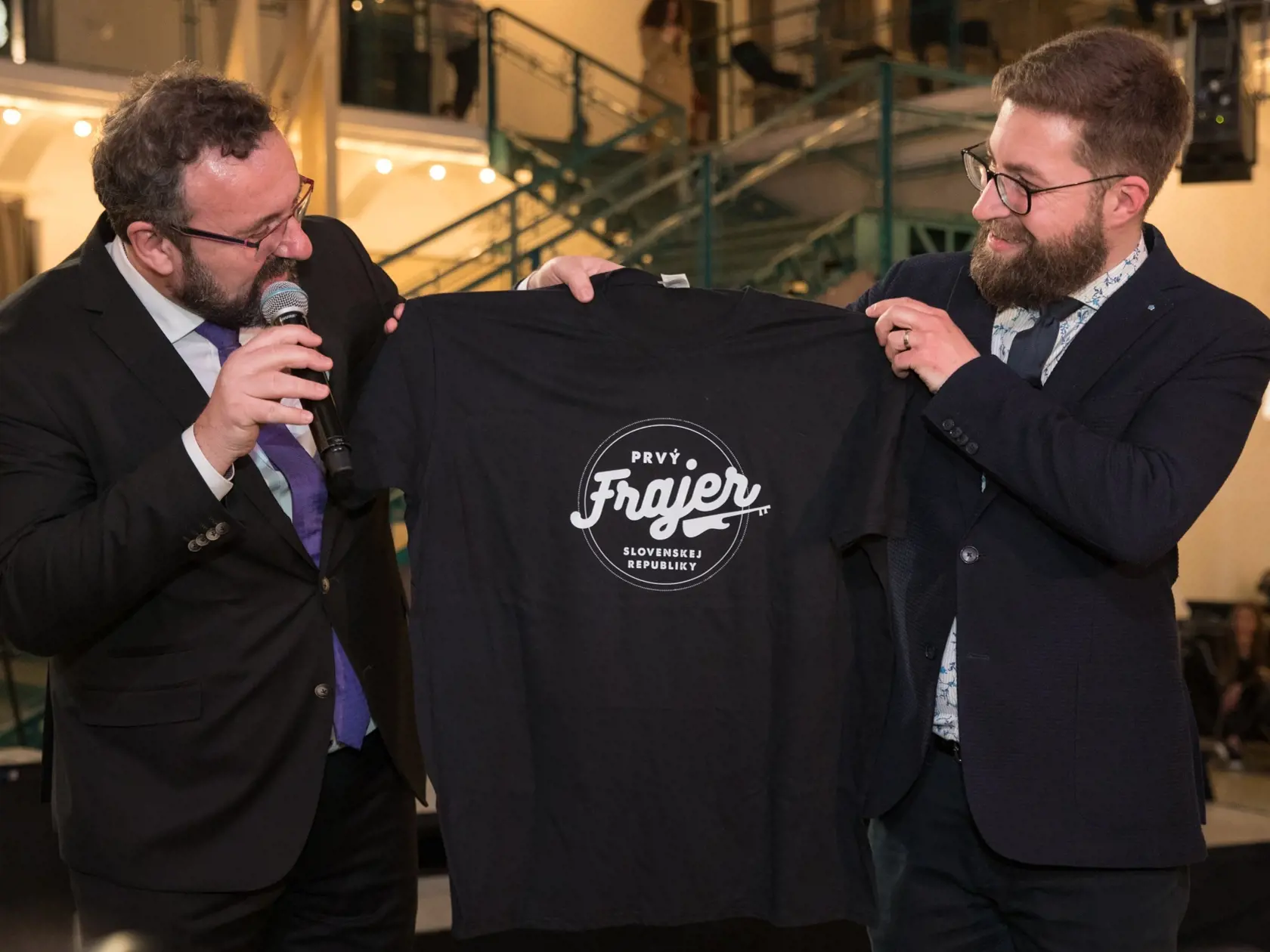 Počas prezidentskej kampane dostal do daru tričko s nadpisom "prvý frajer".