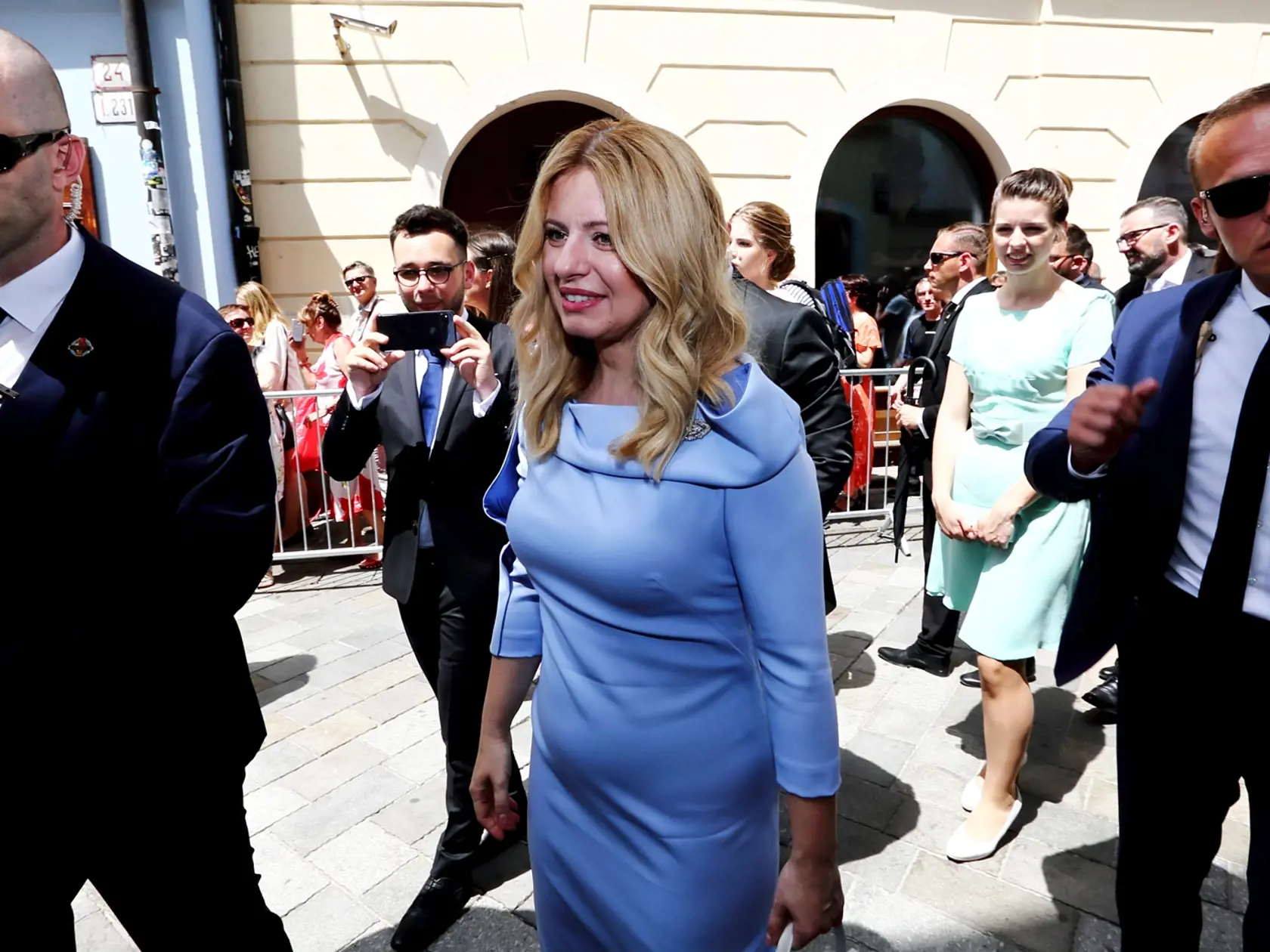 Inaugurovaná prezidentka Čaputová počas presunu do Dómu svätého Martina. Peter Konečný sa drží niekoľko metrov za ňou.