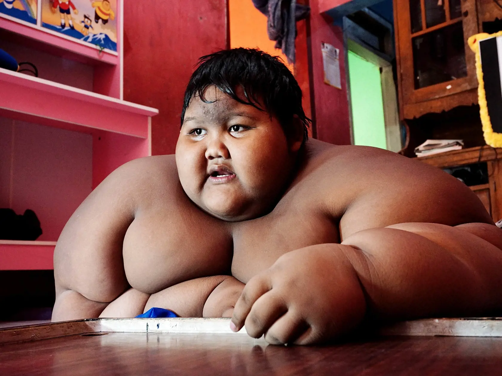Arya Permana vážil 192 kilogramov.