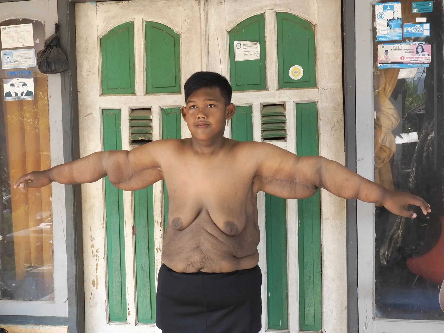 Arya Permana váži 86 kilogramov.
