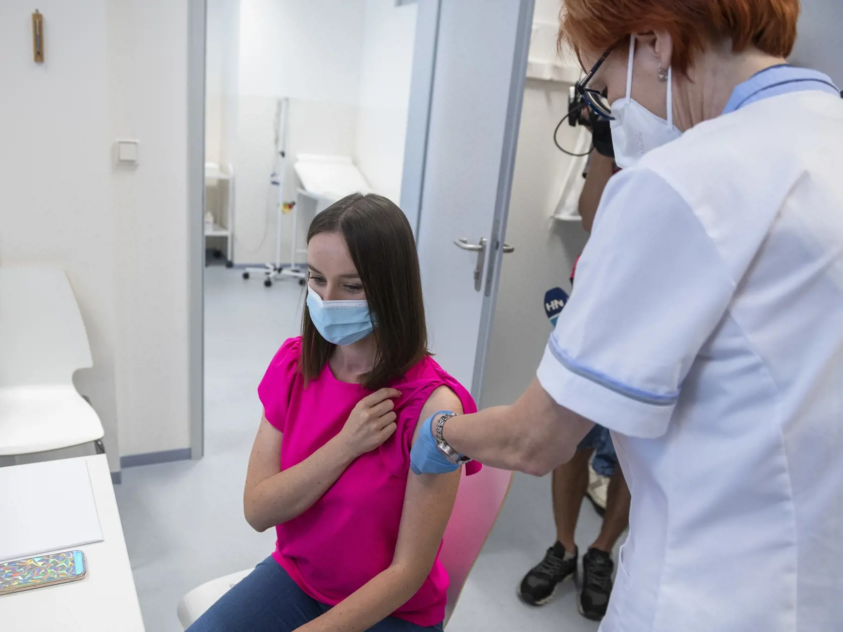 Niektorí majú teraz strach ísť na naplánovanú druhú dávku vakcíny, hoci sa už objavila sa už neoficiálna predbežná informácia, že žena nezomrela v priamej súvislosti s očkovaním. Oficiálne vyjadrenie vydá Úrad pre dohľad nad zdravotnou starostlivosťou až keď dostane laboratórne výsledky.
