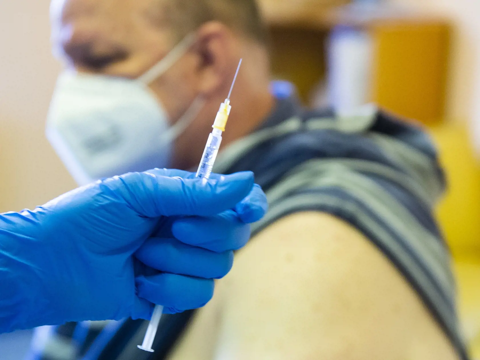 Niektorí majú teraz strach ísť na naplánovanú druhú dávku vakcíny, hoci sa už objavila sa už neoficiálna predbežná informácia, že žena nezomrela v priamej súvislosti s očkovaním. Oficiálne vyjadrenie vydá Úrad pre dohľad nad zdravotnou starostlivosťou až keď dostane laboratórne výsledky.