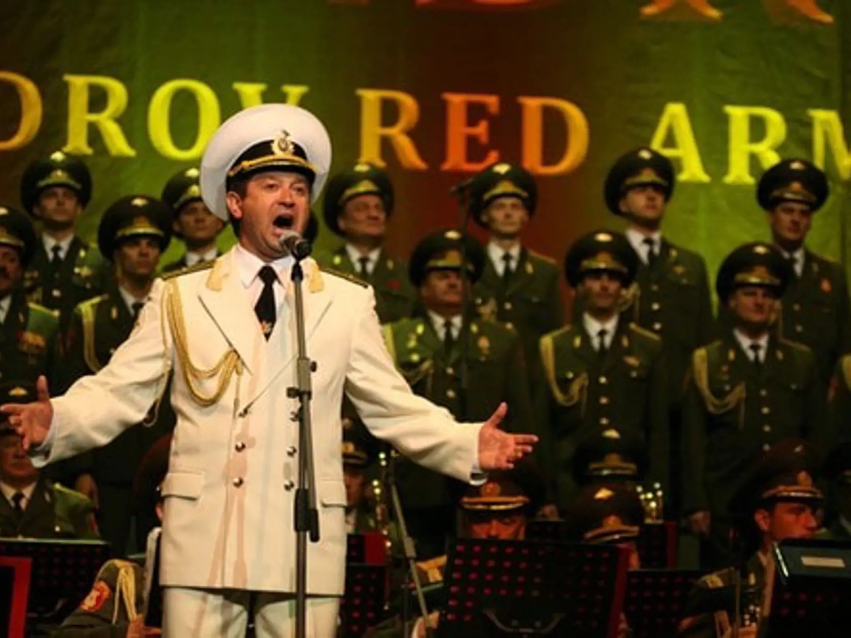 Členovia súboru sa objavili na pódiu vo vojenských uniformách a ľudových krojoch.