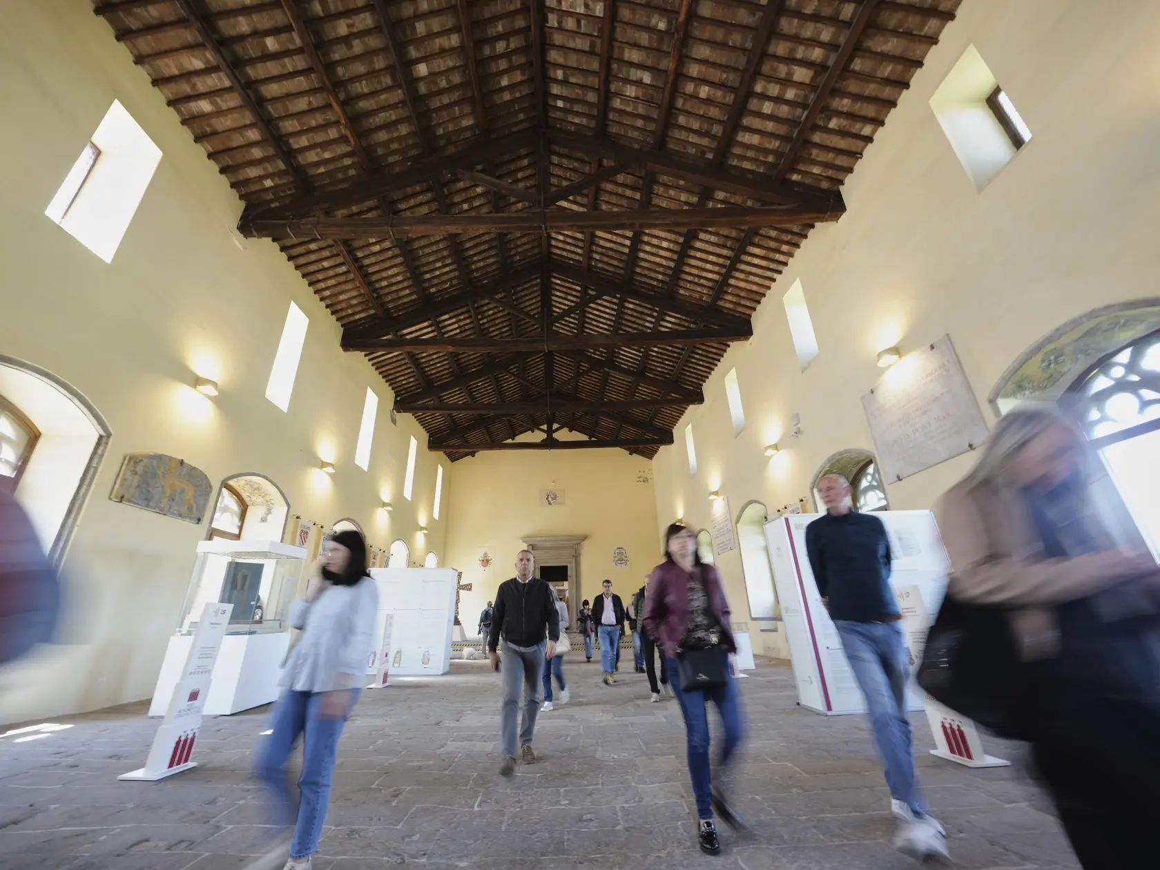 Turisti počas návštevy pápežského paláca, v ktorom sa konalo najdlhšie konkláve v dejinách katolíckej cirkvi, v talianskom meste Viterbo v piatok 2. mája 2025.