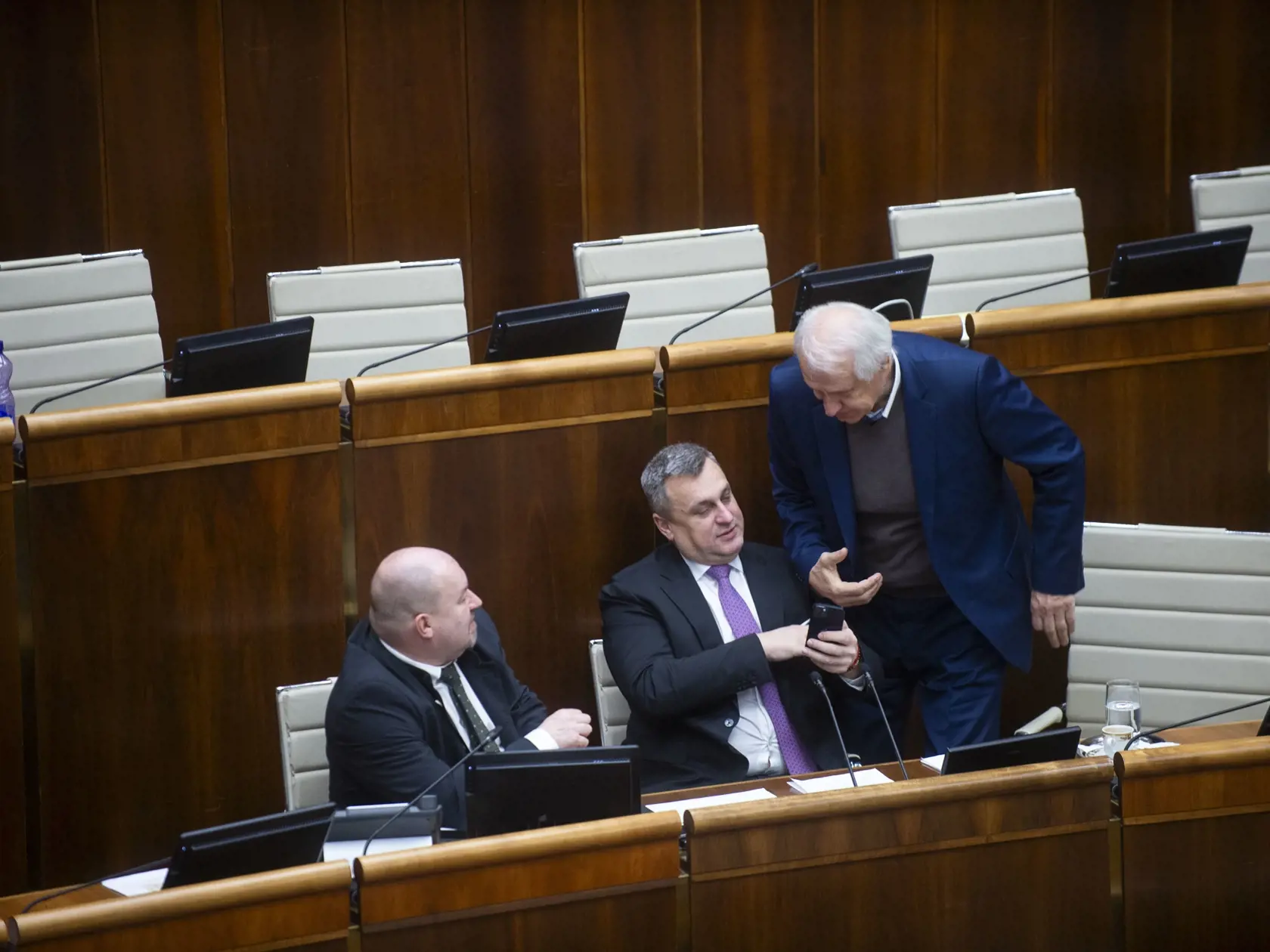 Na snímke zľava poslanec Národnej rady Slovenskej republiky Ivan Huljak,a podpredseda NR SR Andrej Danko (obaja SNS) a poslanec Dušan Galis (Smer-SD) počas rokovania 6. schôdze parlamentu 8. januára 2024 v Bratislave. FOTO TASR - Jakub Kotian