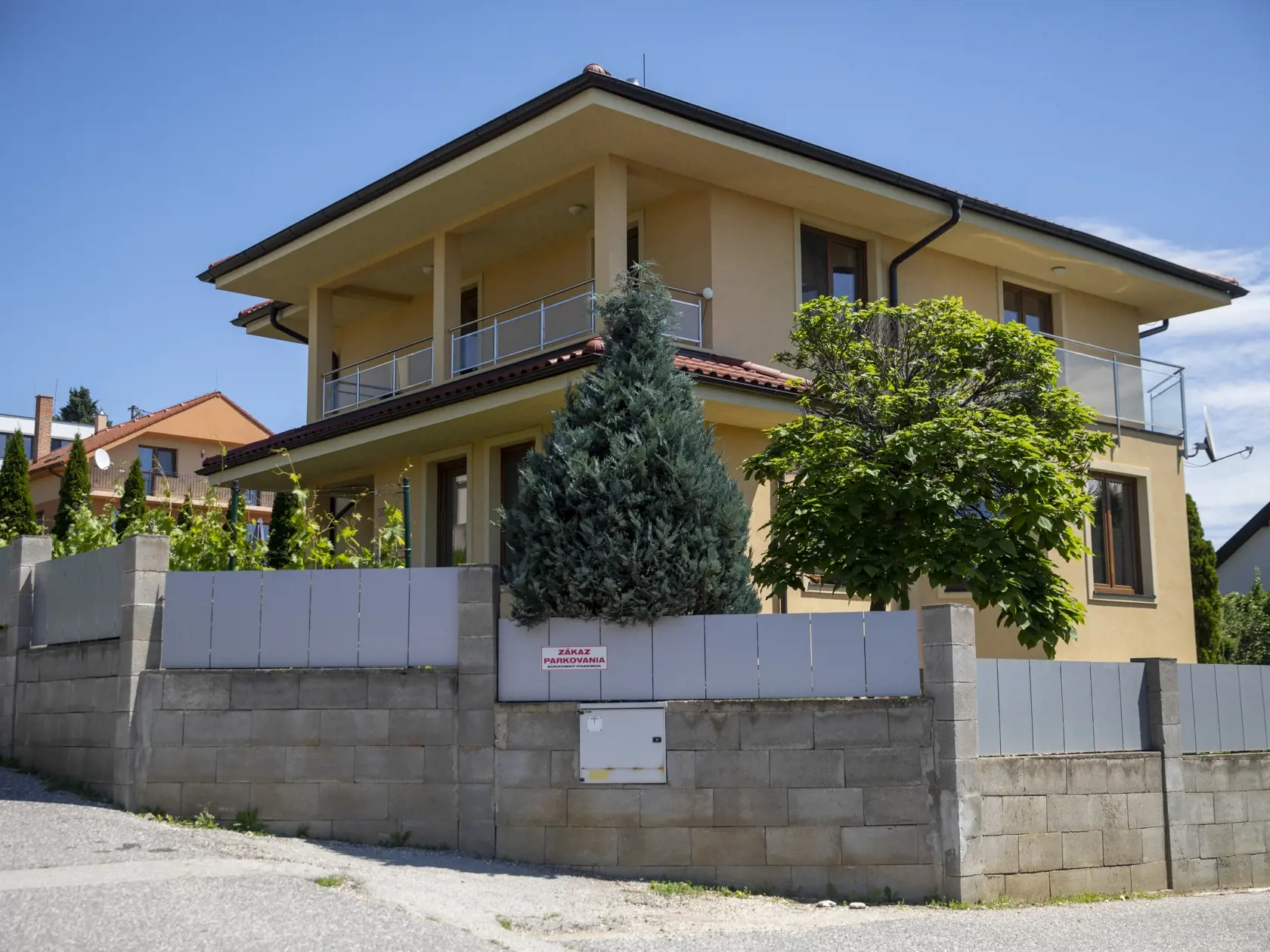 Nitra-náhle úmrtie právničky mestského úradu Terézie Matulovej deň po očkovaní
Na obr. pravdepodobne dom zosnulej