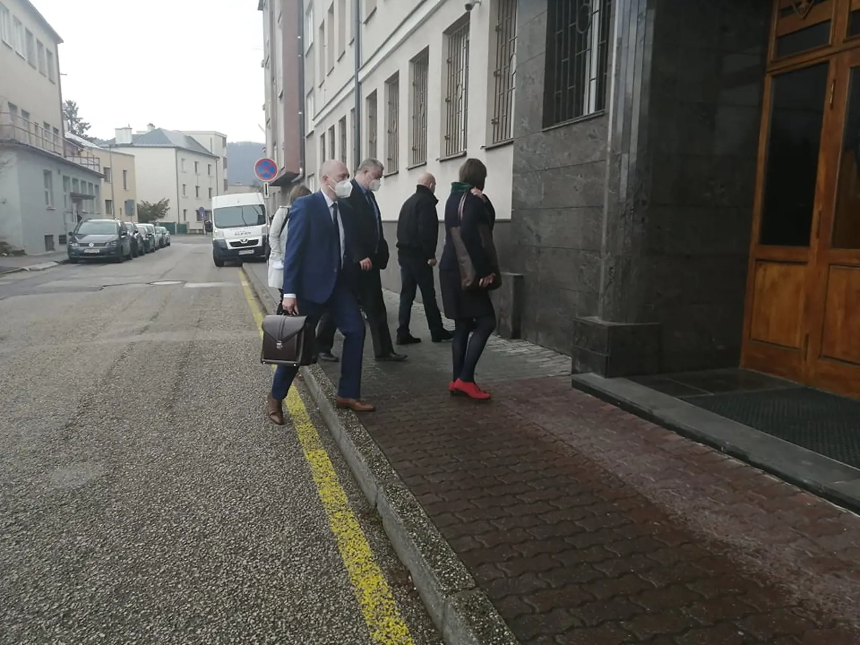 Po prestávke prichádzajú popoludní do budovy súdu príbuzní Judity a Tomáša na vyhlásenie rozhodnutia.