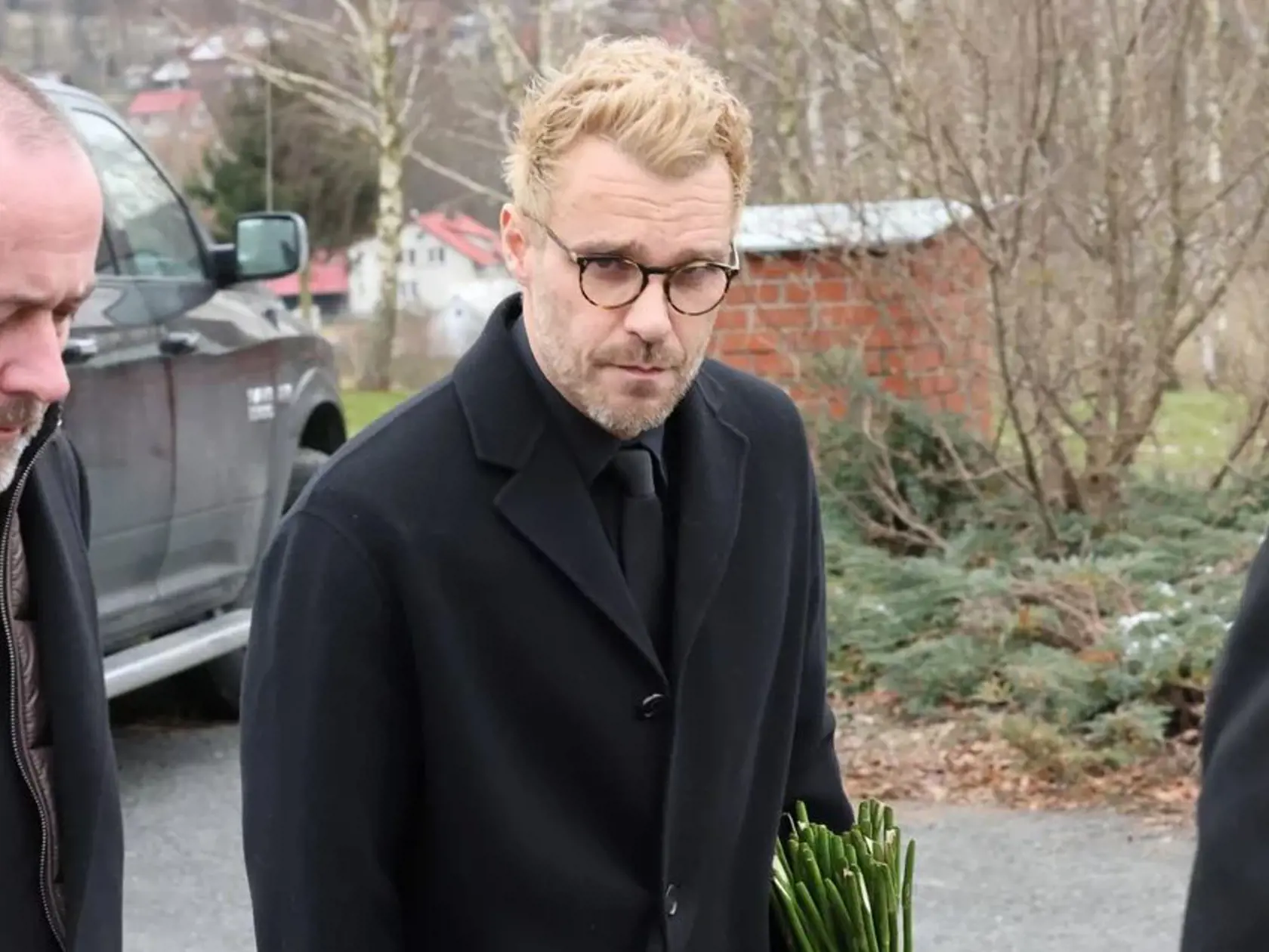 Posledná rozlúčka s Helenou Zeťovou, ktorá náhle zomrela vo veku 44 rokov. Na snímke zdrvený Leoš Mareš, ktorý so speváčkou nedávno spoločne vystupoval. 
