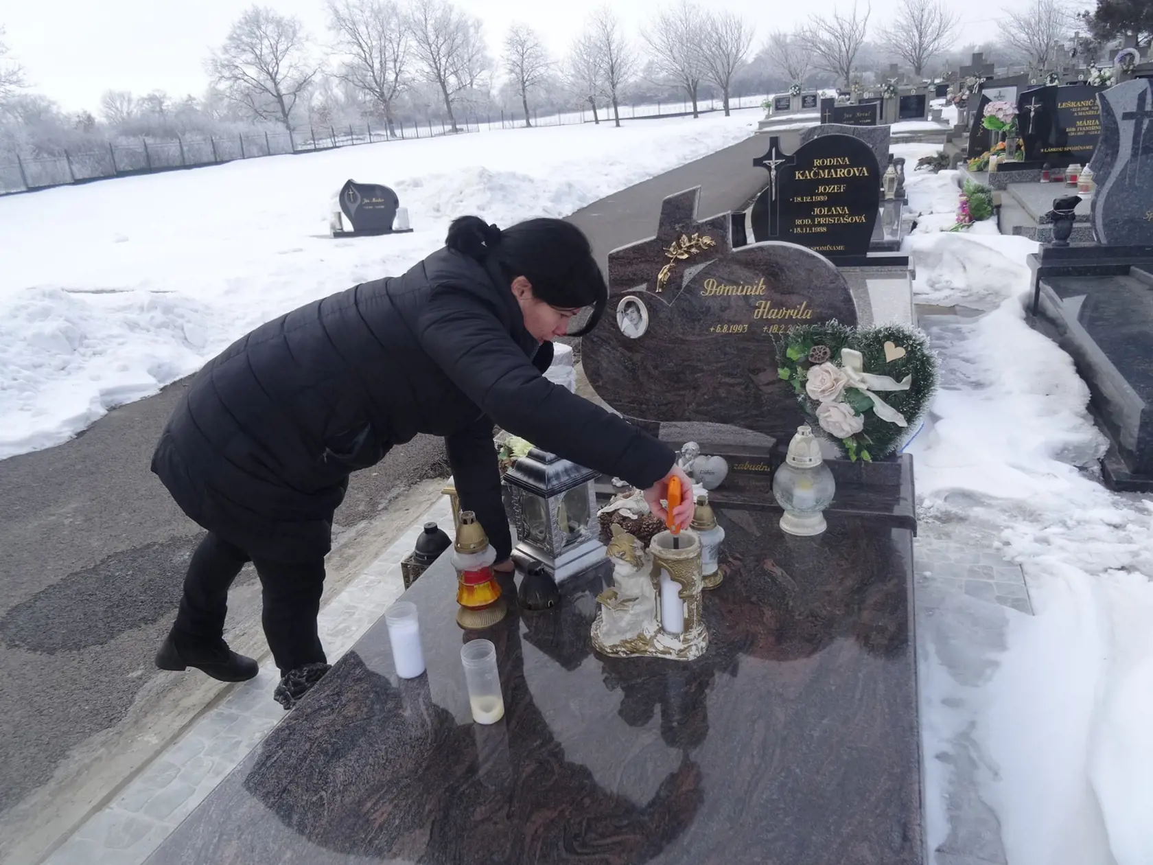 Mama Žaneta vždy keď jej to povinnosti umožnia prichádza na hrob milovaného Dominika.