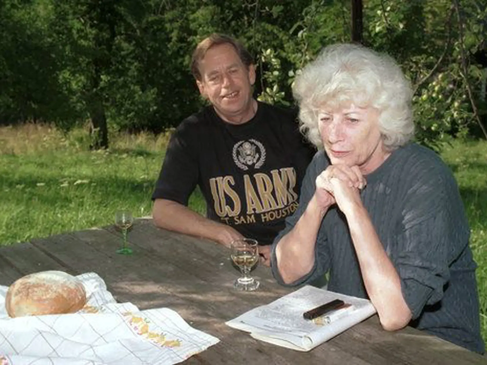 Václav Havel s Olgou Havlovou. Bola mu veľkou oporou. Havel sa vyjadril, že mu bola nielen manželkou a milenkou, ale aj mamou a priateľkou.