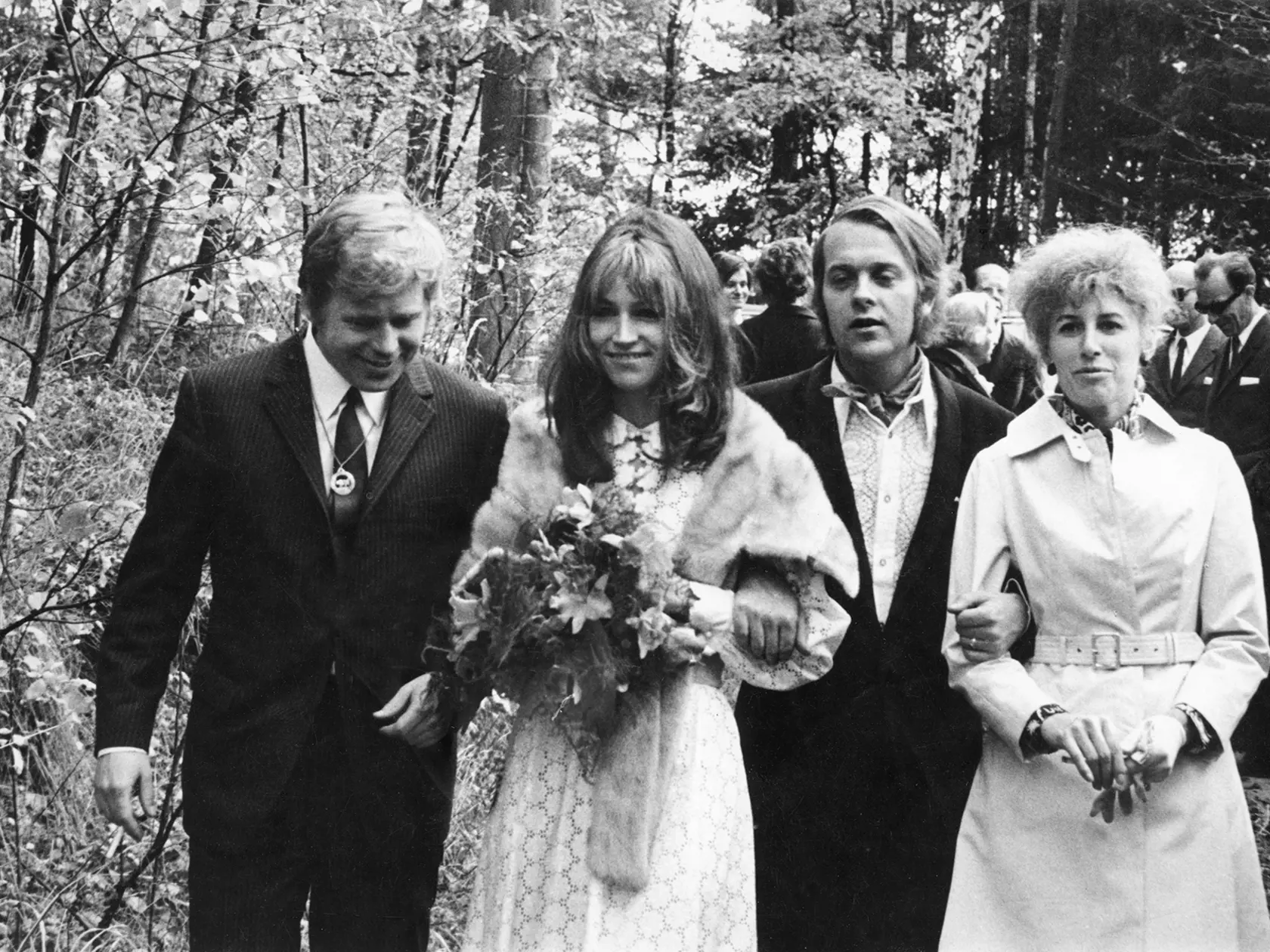 Olga Havlová a Václav Havel (na krajoch) na svadbe Marty Kubišovej.