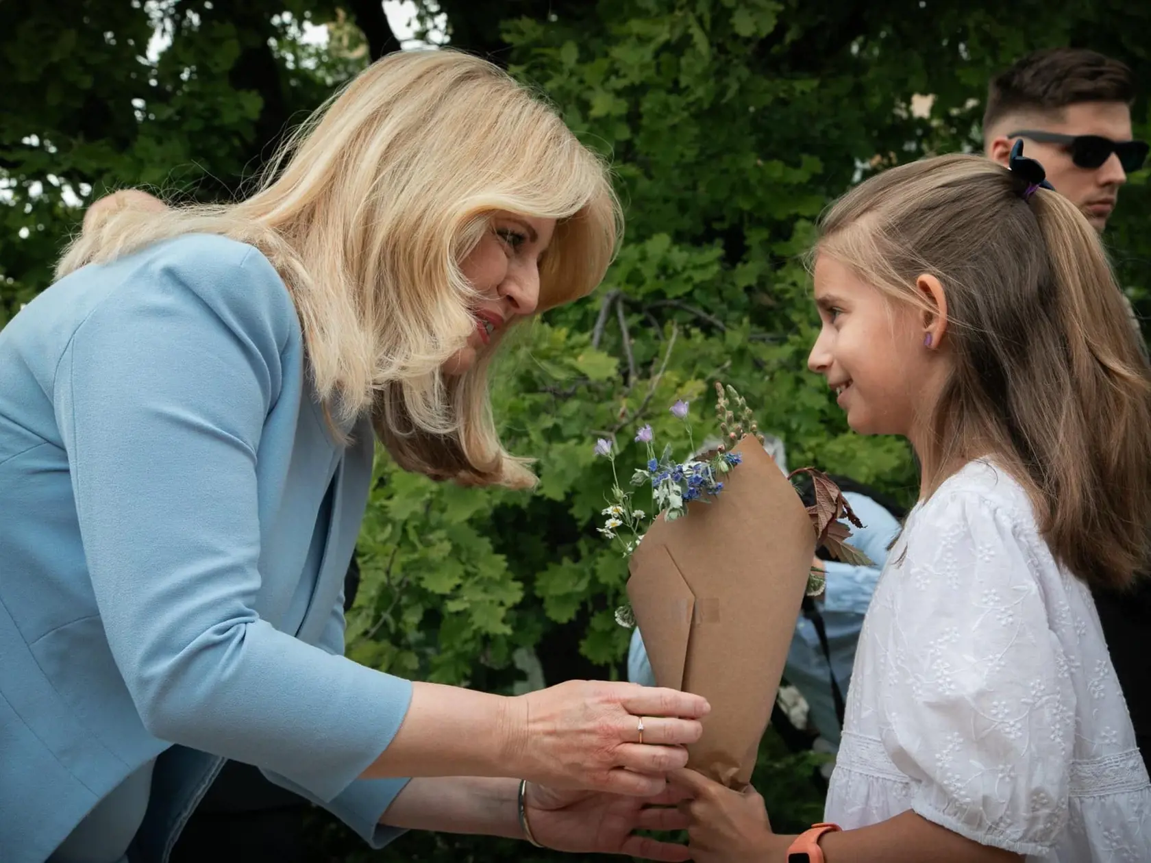 V rozkvitnutej záhrade Prezidentského paláca sa Zuzana Čaputová rozlúčila verejne s funkciou prezidentky.