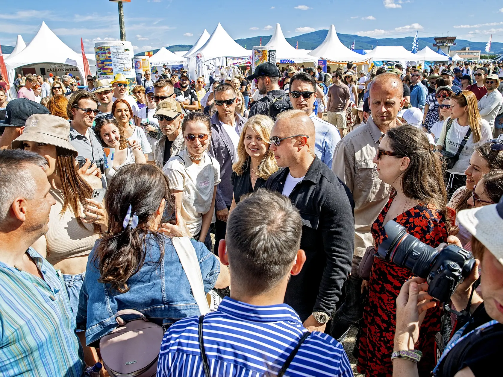 Hlava štátu medzi ľuďmi na festivale Pohoda.