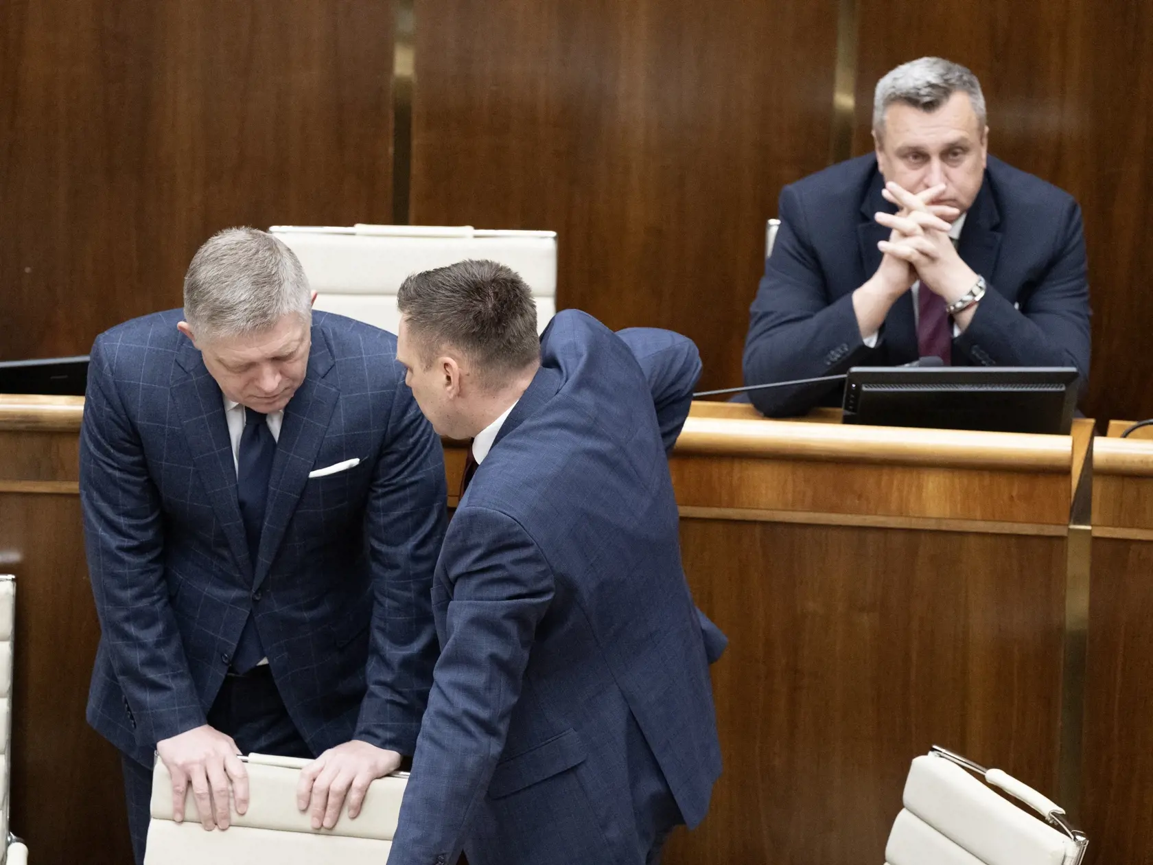 Na snímke zľava premiér Robert Fico (Smer-SD), podpredseda vlády a minister životného prostredia SR Tomáš Taraba (nominant SNS) a podpredseda NR SR Andrej Danko (SNS) počas mimoriadnej schôdze k opozičnému návrhu na vyslovenie nedôvery vláde SR.