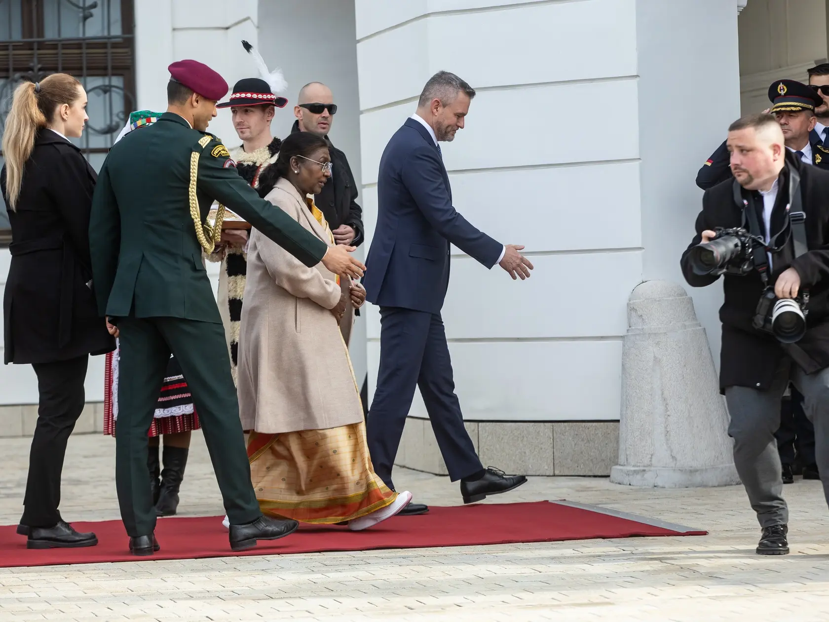 Prezident SR Peter Pellegrini víta v Grasalkovičovom paláci prezidentku Indickej republiky Draupadi Murmúovú.
