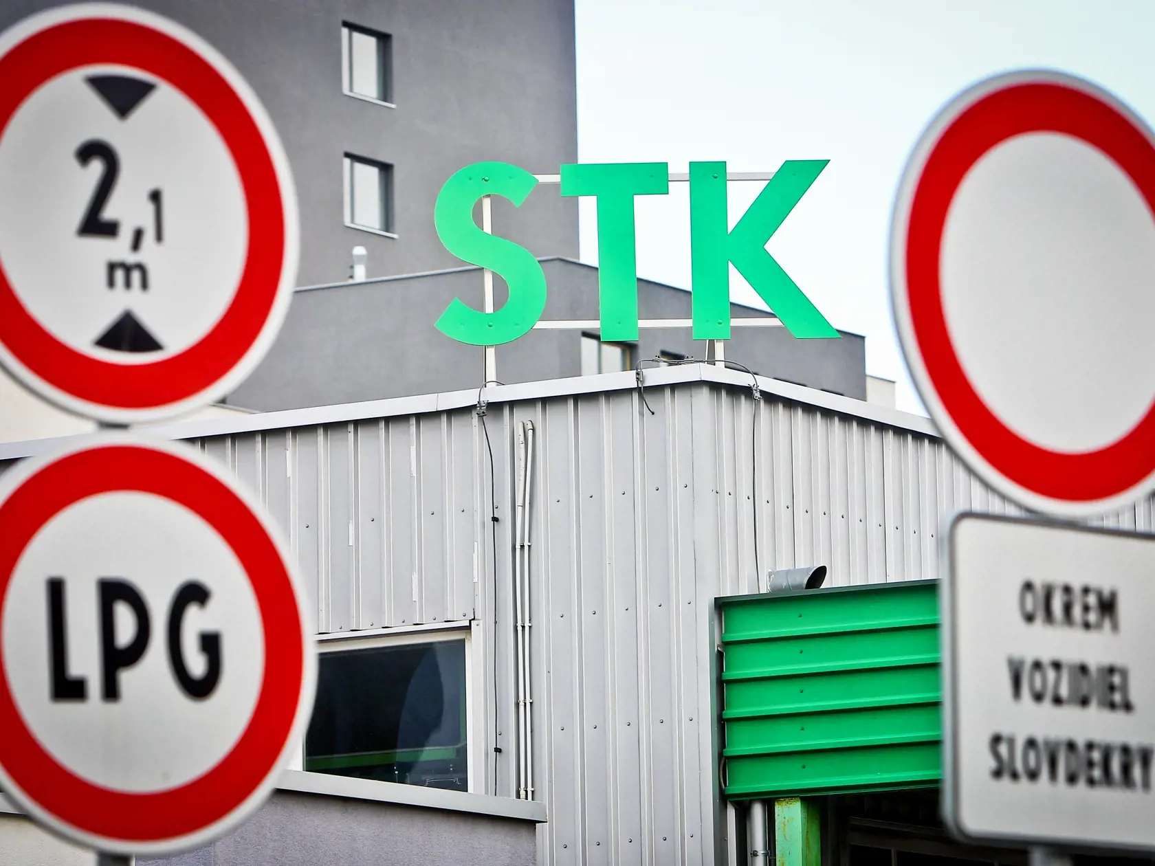 Za STK zaplatíte približne 50 eur, za emisnú kontrolu asi 20 eur podľa toho, kde ich absolvujete. Môže sa stať, že vás vyjdú kontroly aj na stovku.