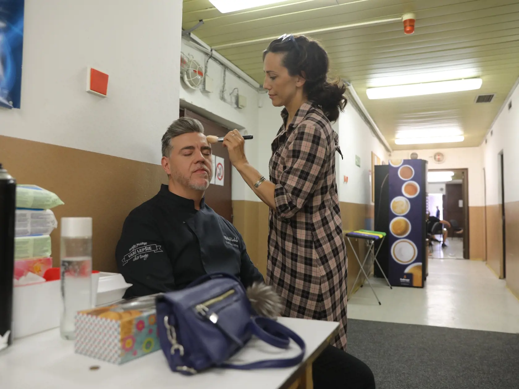 Všetko sa to začína v maskérni, kde moderátor a špecialisti strávia pár desiatok minút.