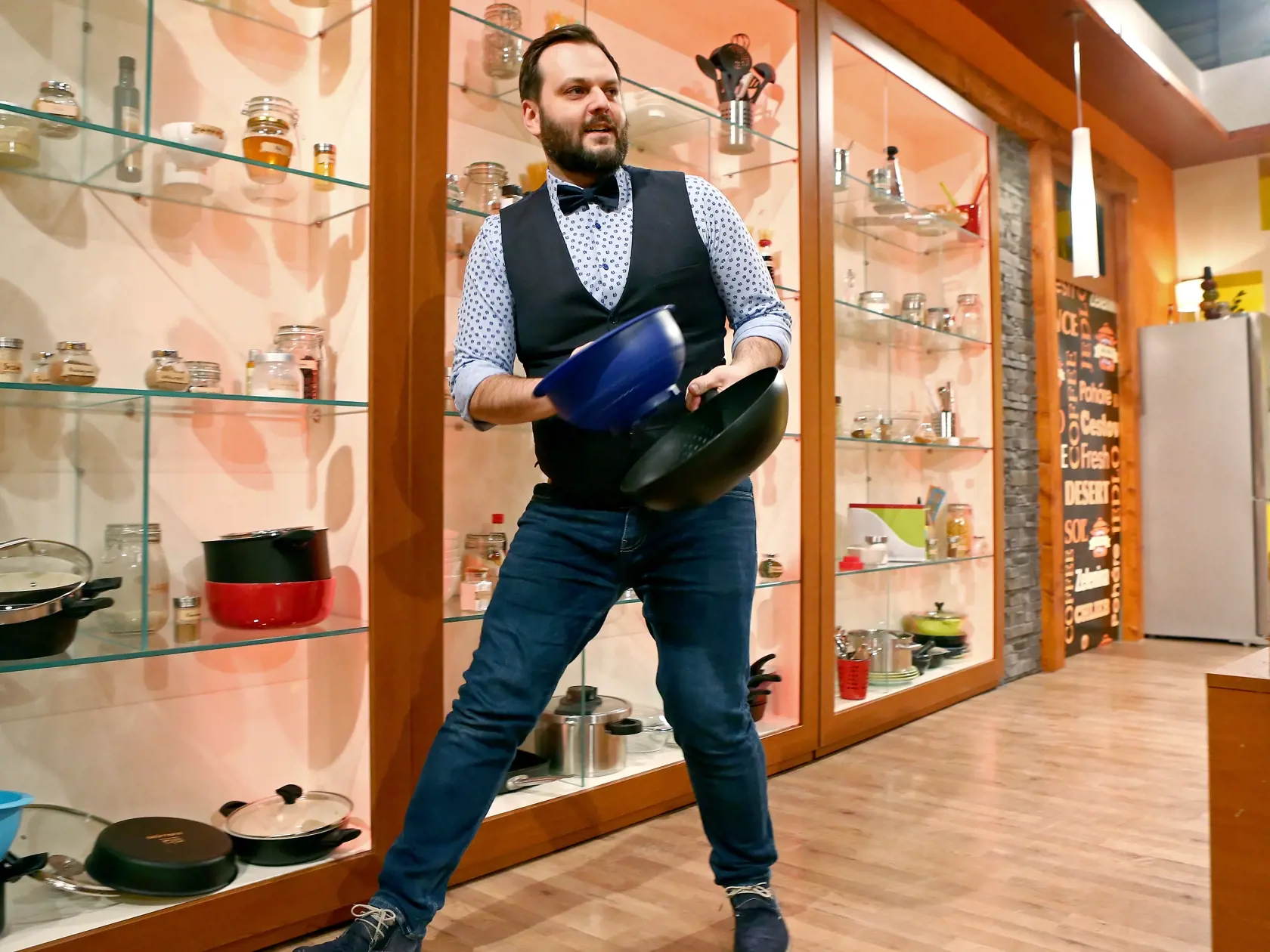Magazín: Milan Zimnýkoval - varenie. Milan "Junior" Zimnýkoval, moderátor televíznej šou Moja mama varí lepšie ako tvoja si vyskúšal rolu súťažiaceho a pre TV magazín denníka Plus JEDEN DEŇ pripravil svoje obľúbené cestoviny.