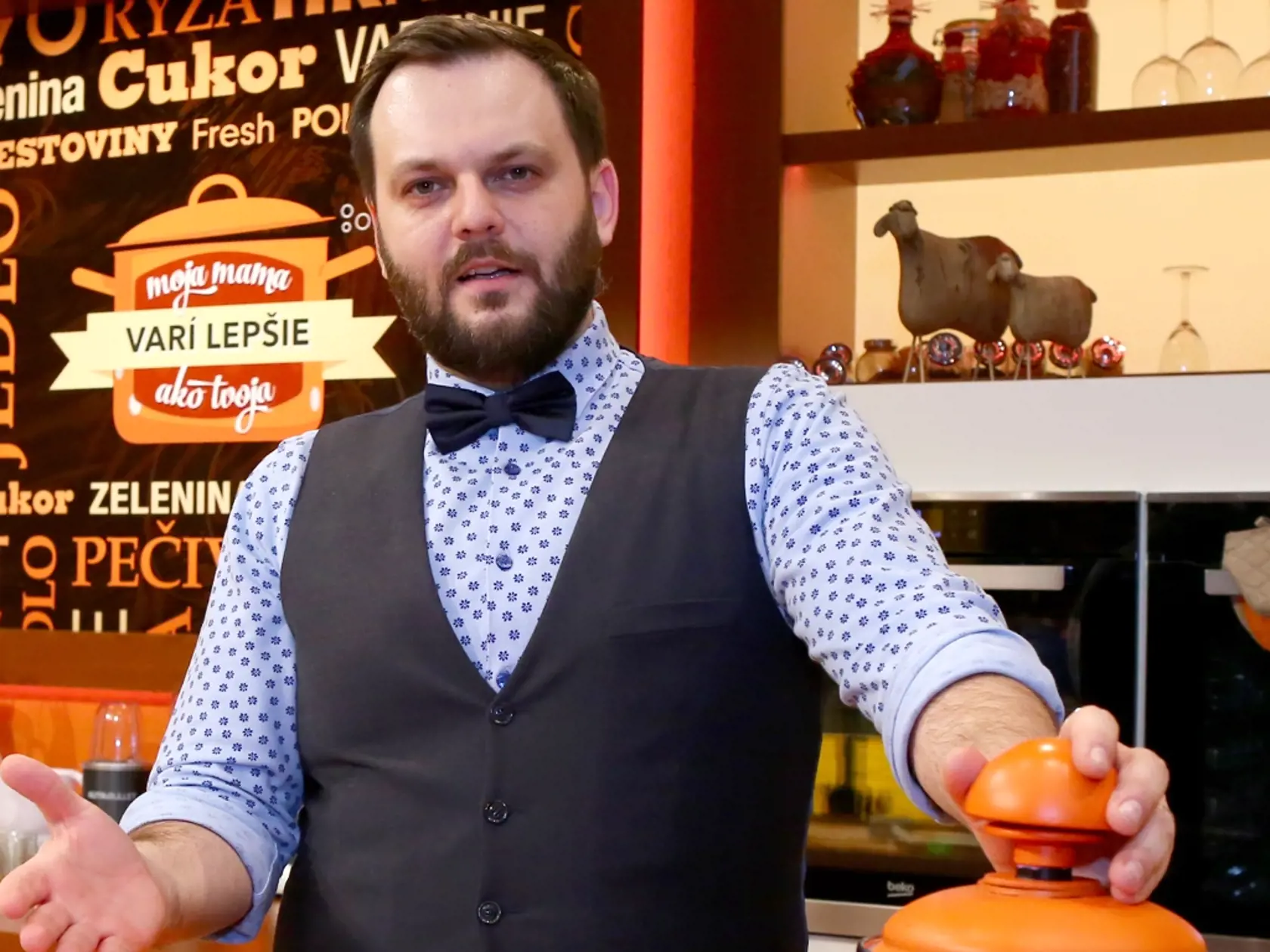 Magazín: Milan Zimnýkoval - varenie. Milan "Junior" Zimnýkoval, moderátor televíznej šou Moja mama varí lepšie ako tvoja si vyskúšal rolu súťažiaceho a pre TV magazín denníka Plus JEDEN DEŇ pripravil svoje obľúbené cestoviny.