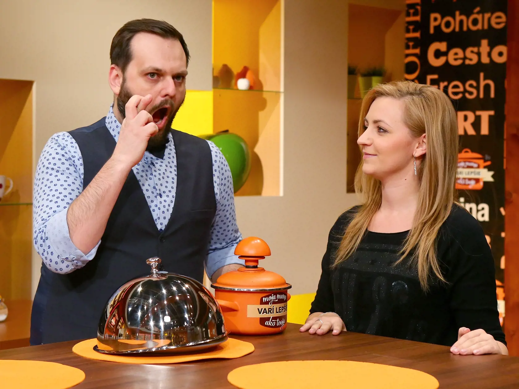 Magazín: Milan Zimnýkoval - varenie. Milan "Junior" Zimnýkoval, moderátor televíznej šou Moja mama varí lepšie ako tvoja si vyskúšal rolu súťažiaceho a pre TV magazín denníka Plus JEDEN DEŇ pripravil svoje obľúbené cestoviny.