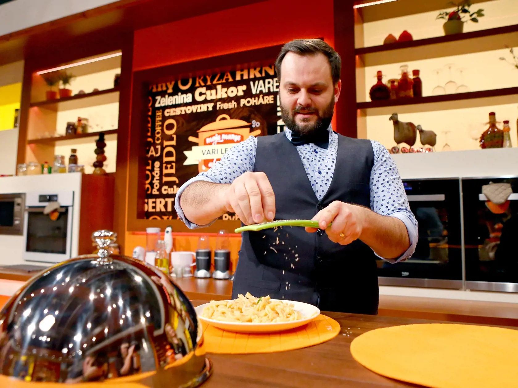 Magazín: Milan Zimnýkoval - varenie. Milan "Junior" Zimnýkoval, moderátor televíznej šou Moja mama varí lepšie ako tvoja si vyskúšal rolu súťažiaceho a pre TV magazín denníka Plus JEDEN DEŇ pripravil svoje obľúbené cestoviny.
