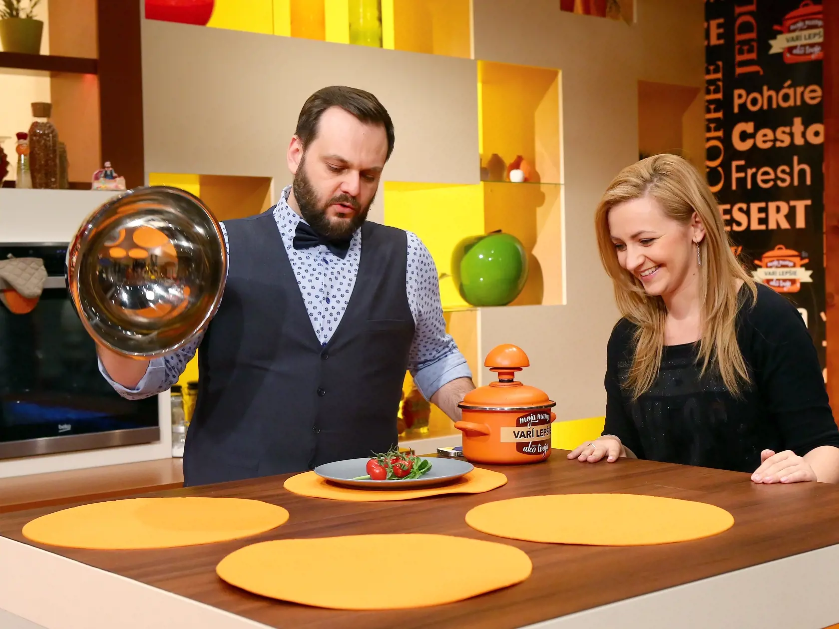Magazín: Milan Zimnýkoval - varenie. Milan "Junior" Zimnýkoval, moderátor televíznej šou Moja mama varí lepšie ako tvoja si vyskúšal rolu súťažiaceho a pre TV magazín denníka Plus JEDEN DEŇ pripravil svoje obľúbené cestoviny.