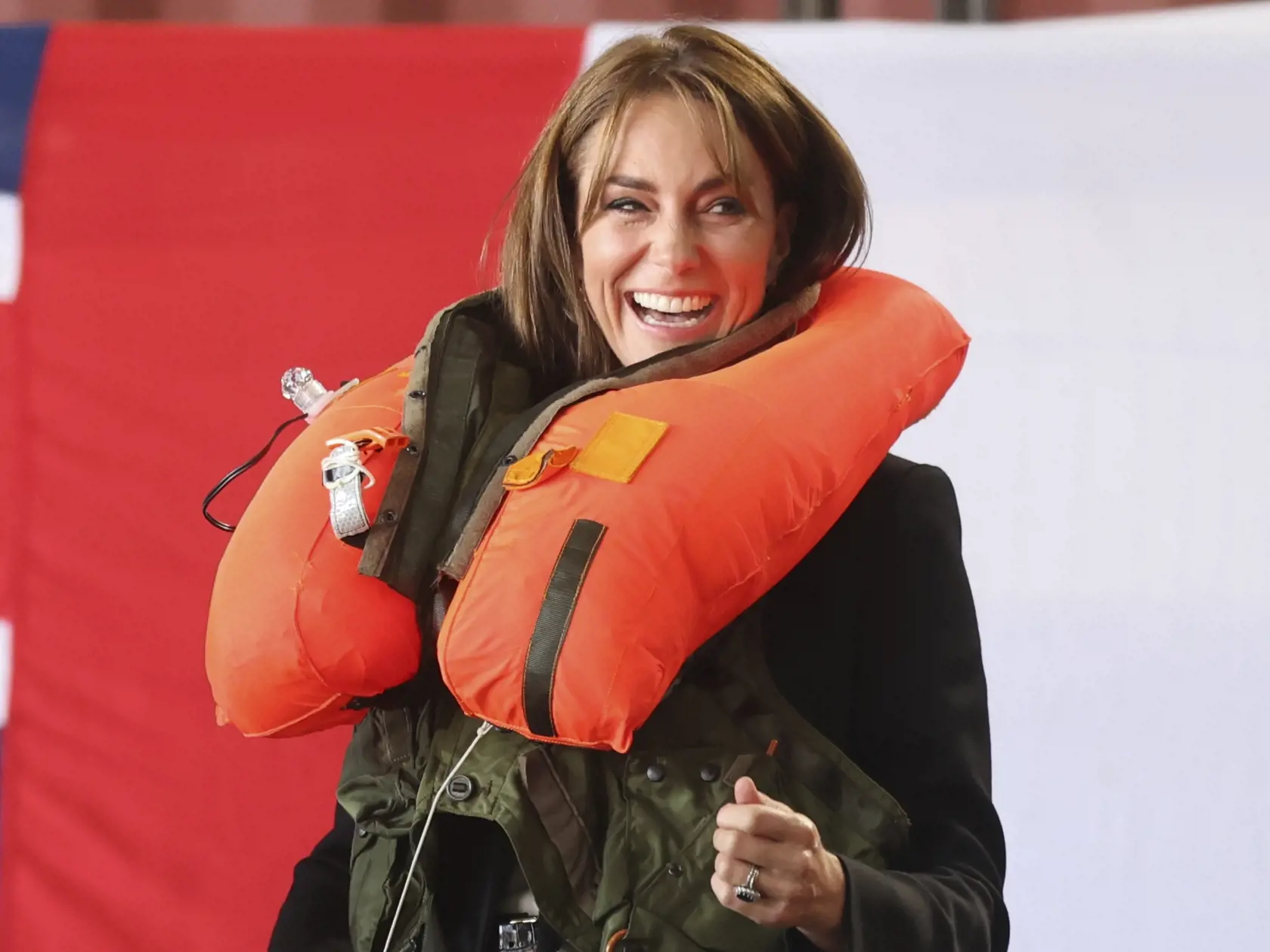 Kate, britská princezná z Walesu sa usmieva v záchrannej nafukovacej veste počas jej návštevy Kráľovskej námornej leteckej základne (RNAS) Yeovilton pri anglickom meste Yeovil 18. septembra 2023.