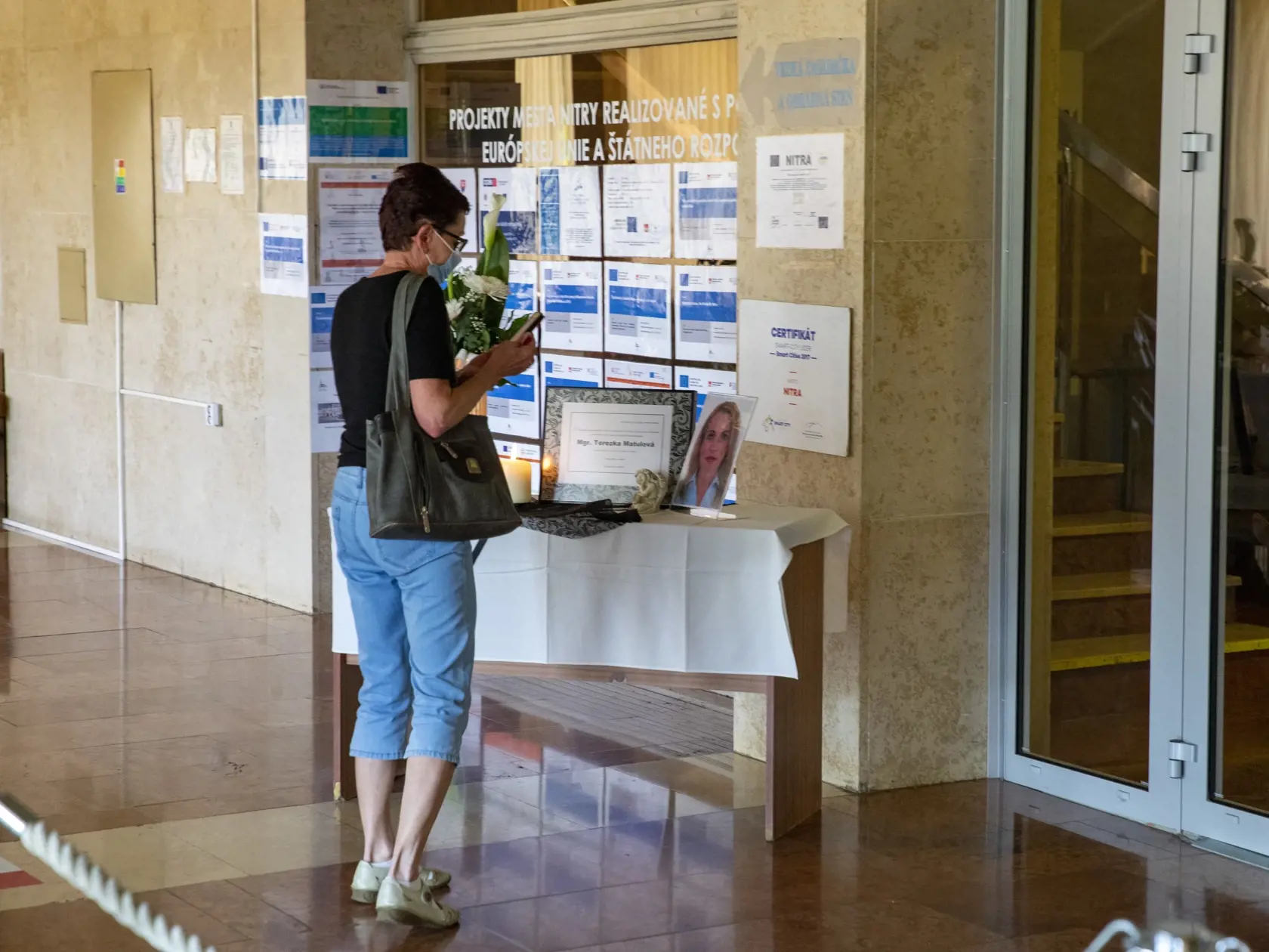 Za kolegyňu Teréziu Matulovú zapálili jej spolupracovníci vo vestibule sviečku. V stredu sa pri nej pristavila aj Terkina mama, ktorá musela prísť na matriku vybaviť potrebné doklady.