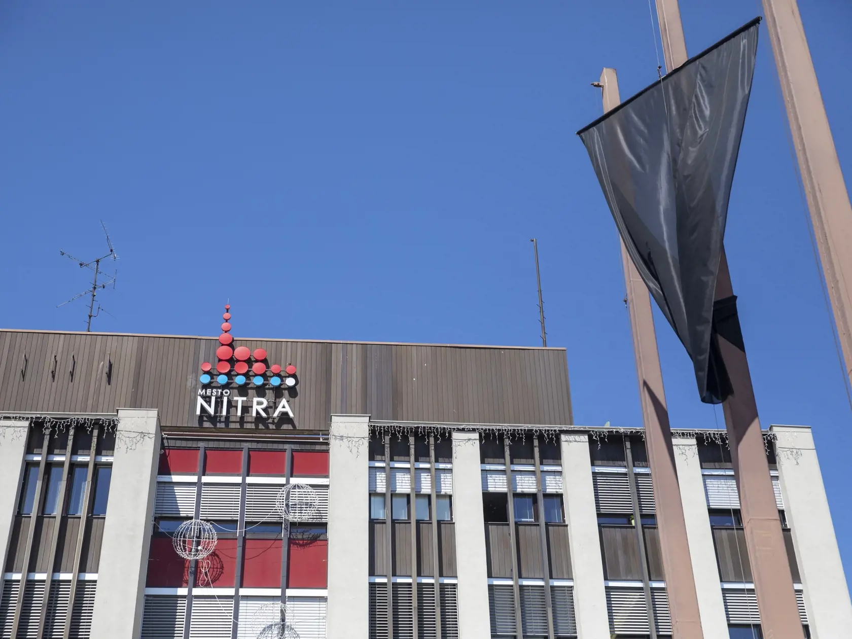 Na utorňajšej mestskej rade si kolegovia Terku uctili minútou ticha a pred úrad vyvesili čiernu zástavu.