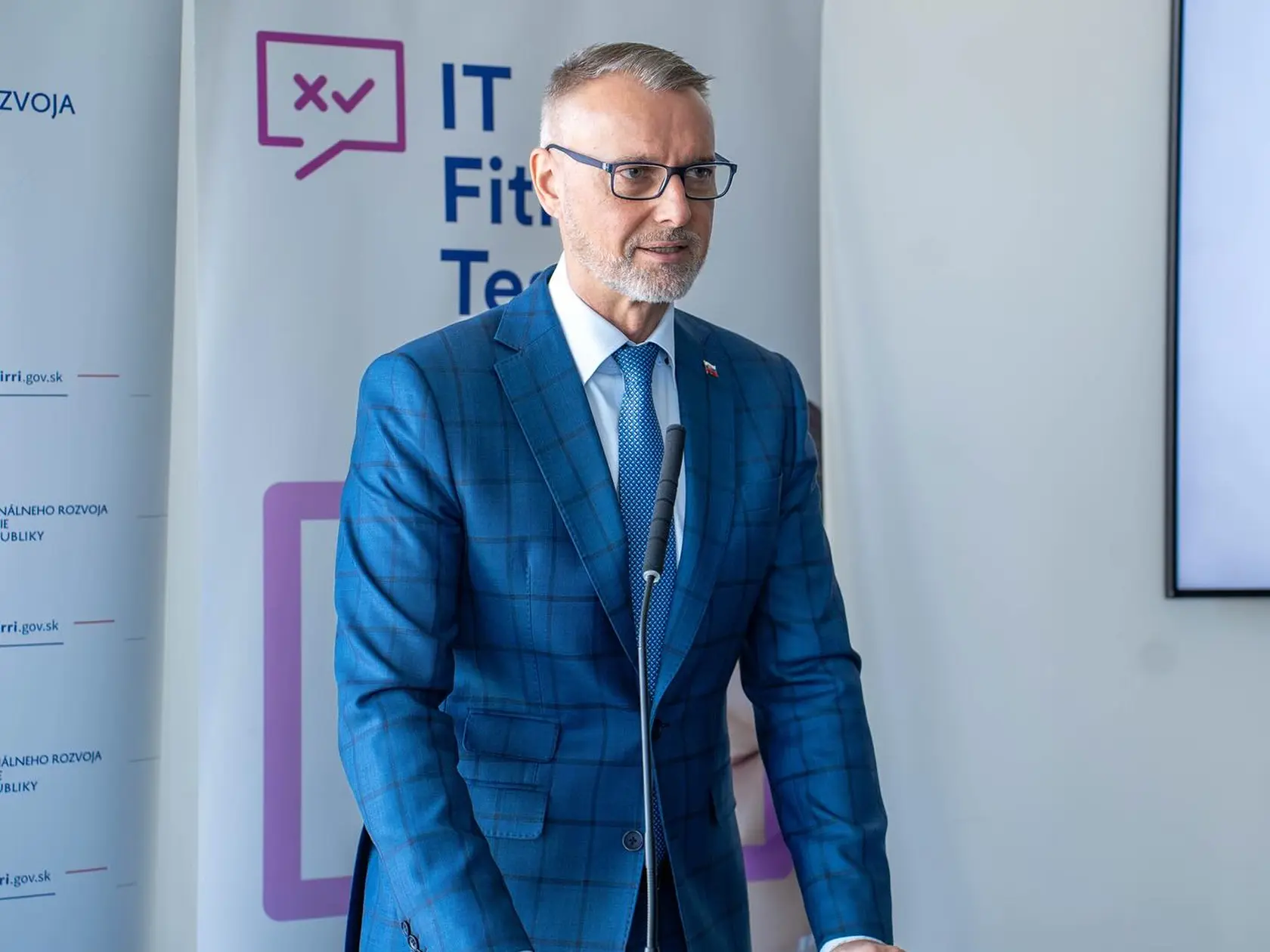 Poslancom Národnej rady (NR) SR sa stal prvýkrát po júnových parlamentných voľbách v roku 2010, keď kandidoval za Smer. Poslanecký mandát obhájil aj v rokoch 2012, 2016, 2020 a 2023.