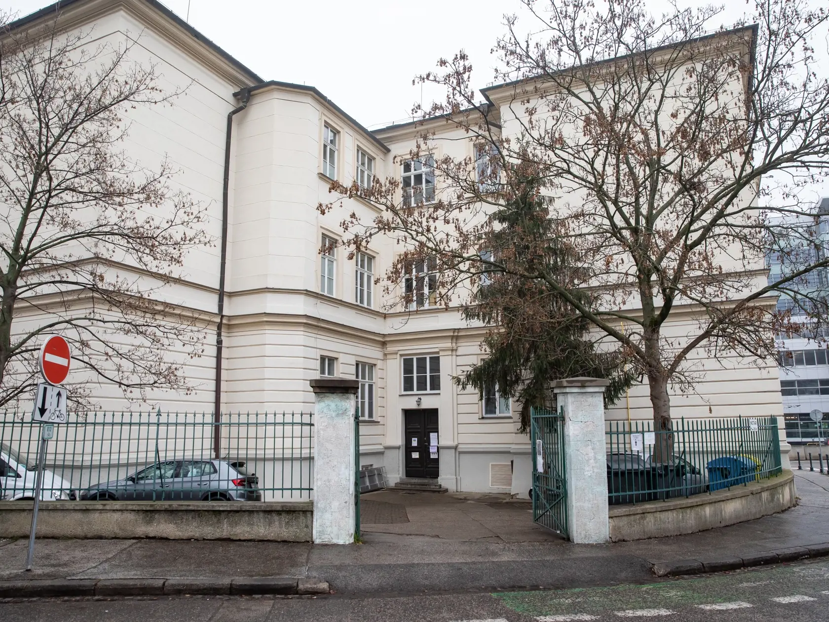 Na Vysokej škole zdravotníctva a sociálnej práce sv.Alžbety, bola vystavená kondolenčná kniha kde sa mohli ľudia rozlúčiť s profesorom V.Rečmérym.