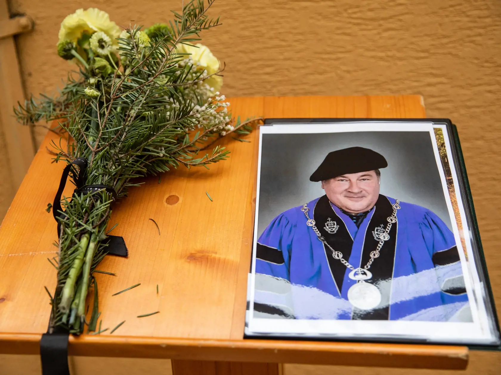Na Vysokej škole zdravotníctva a sociálnej práce sv.Alžbety, bola vystavená kondolenčná kniha kde sa mohli ľudia rozlúčiť s profesorom V.Rečmérym.