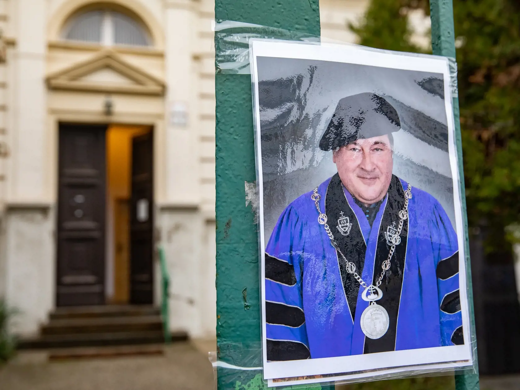 Na Vysokej škole zdravotníctva a sociálnej práce sv.Alžbety, bola vystavená kondolenčná kniha kde sa mohli ľudia rozlúčiť s profesorom V.Rečmérym.