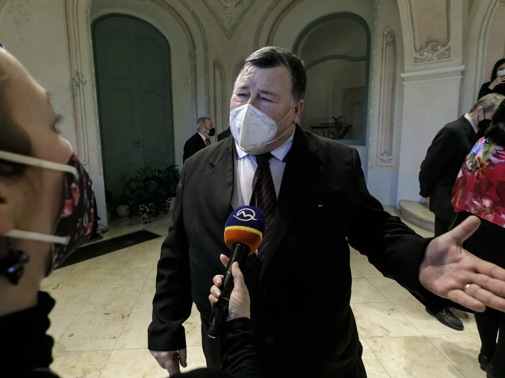 Na snímke infektológ a odborník na tropickú medicínu Vladimír Krčméry po vyhlásení prezidentky Zuzany Čaputovej a osobností - výzva "Návrat k ľudskosti" 23. februára 2022 v Bratislave. Prezidentka SR Zuzana Čaputová vyzýva na odmietnutie nenávisti. Apeluje, aby slušnosť na Slovensku ostala normou. V posledných týždňoch je podľa nej v spoločnosti cítiť, že sa Slovensko vydalo cestou, z ktorej nemusí byť návratu, pretože za ňou sú už len fyzické útoky a hrubosť vo verejnom priestore. Hlava štátu a